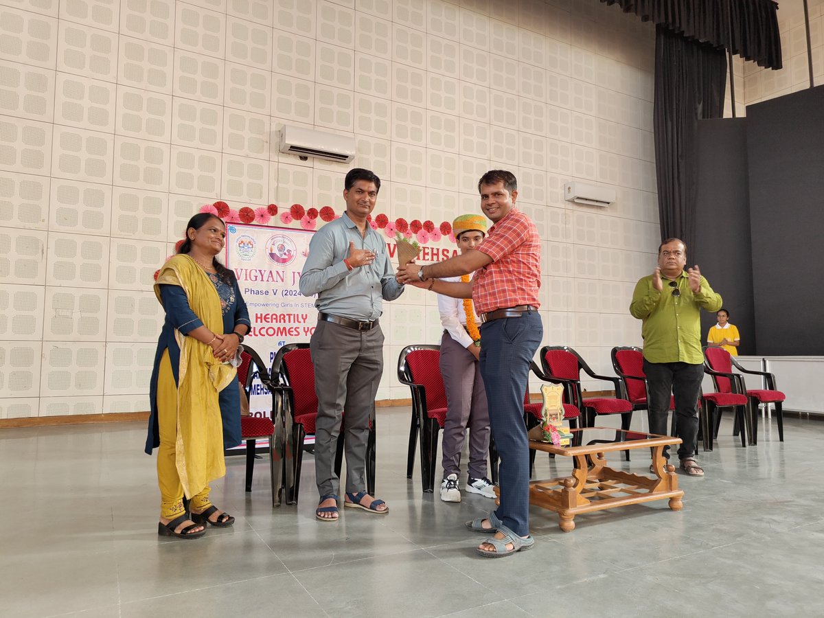 BLKUMAW44220099's tweet photo. Ms. Siddhi Patel (Alumna 2019-20 @jnvmehsana ), the #FirstGirl from @NVS_HQ  &amp; @JyotiVigyan appointed as Sub-Lieutenant in the IT Executive Branch of the Indian Navy! 
She inspired our VJ-05 scholars with her journey &amp; emphasized discipline, hard work, and continuous learning. https://t.co/pJ3CNtfjX9
