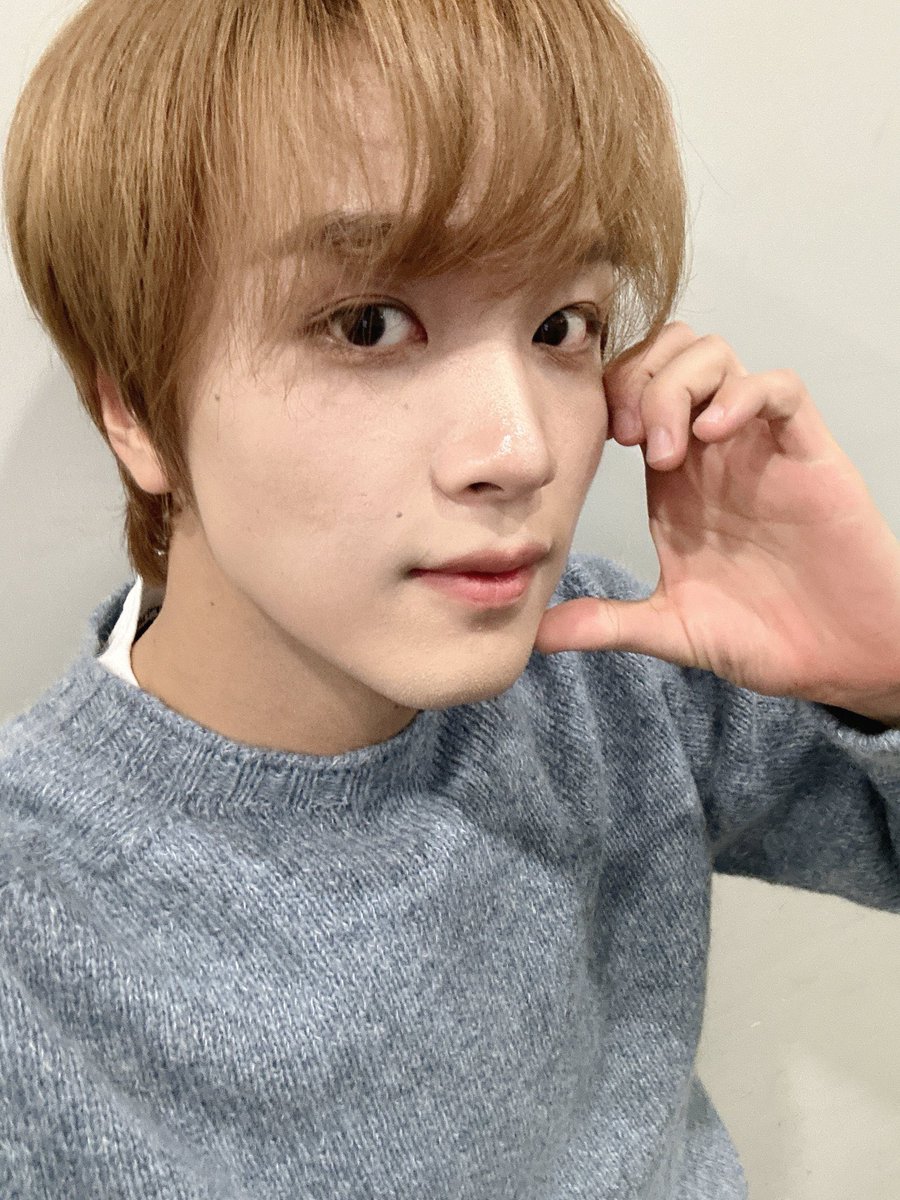 241023 💌 

"i fell asleep while in a meeting"
"it felt like 15 mins"
"but my god, an hour has passed..."
"i slept a lot"
"but why am I sleepy"
"i'll now go to practice ㅎ"
"i can't sleep"
"i'll be in europe soon"
"i'll go have fun in europe then come back ㅎ"
"today's haechan"