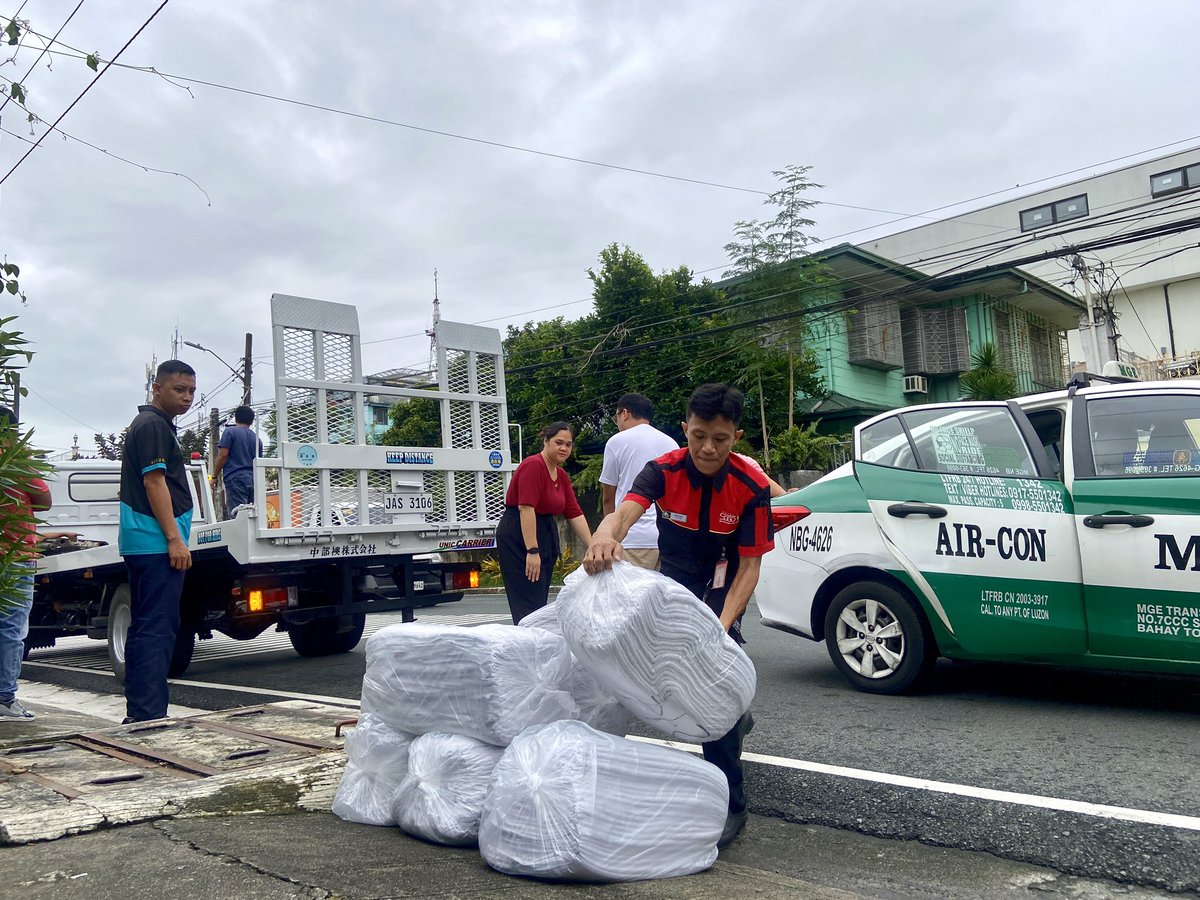 Patuloy ang pagdating ng mga donasyon sa opisina ng Angat Buhay, bilang pagtugon sa pangangailangan ng mga nasalanta ng bagyong #KristinePH sa Naga City.