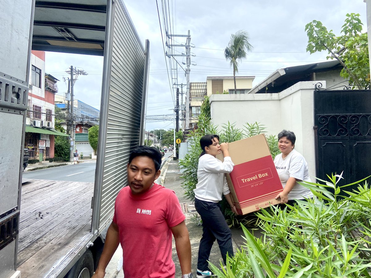 Para sa mga nais magpahatid ng tulong, 3:00 PM ang susunod na alis ng mga truck natin patungong Naga ngayong araw. 

📍Angat Buhay Office — 84 Cordillera St. Sta. Mesa Heights, Quezon City