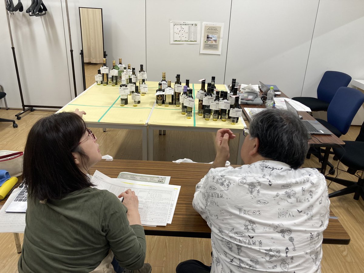 hankyu_event's tweet photo. #イタリアフェア2024🇮🇹

開催に向けて #日本オリーブオイルソムリエ協会 🫒の多田先生と遠藤先生のお力を借りて、 #オリーブオイル の味わいチャート作成中です！
お楽しみに🎵

https://t.co/Ciljbhy4US

#阪急うめだ本店
#イタリアフェア
@olive_sommelier https://t.co/vShtBtwHYZ