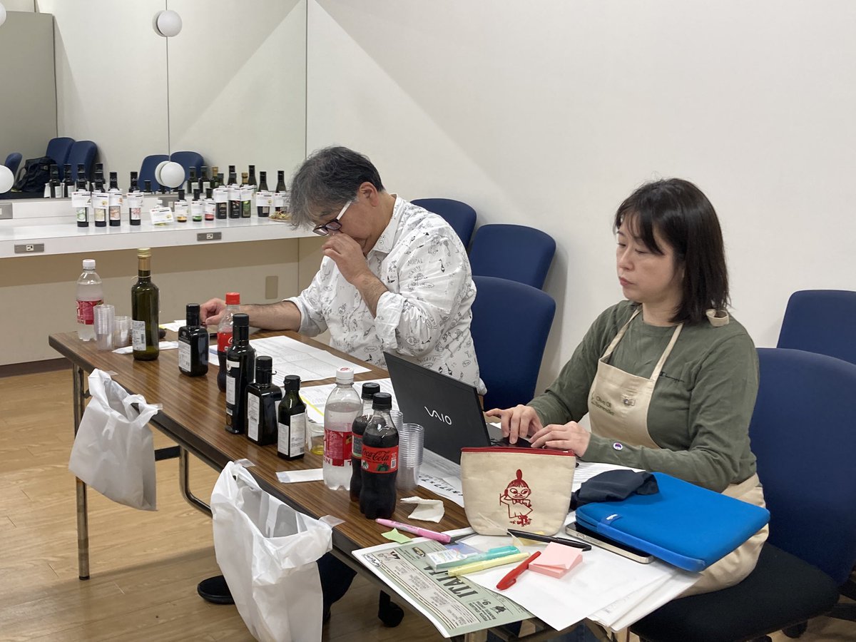 hankyu_event's tweet photo. #イタリアフェア2024🇮🇹

開催に向けて #日本オリーブオイルソムリエ協会 🫒の多田先生と遠藤先生のお力を借りて、 #オリーブオイル の味わいチャート作成中です！
お楽しみに🎵

https://t.co/Ciljbhy4US

#阪急うめだ本店
#イタリアフェア
@olive_sommelier https://t.co/vShtBtwHYZ