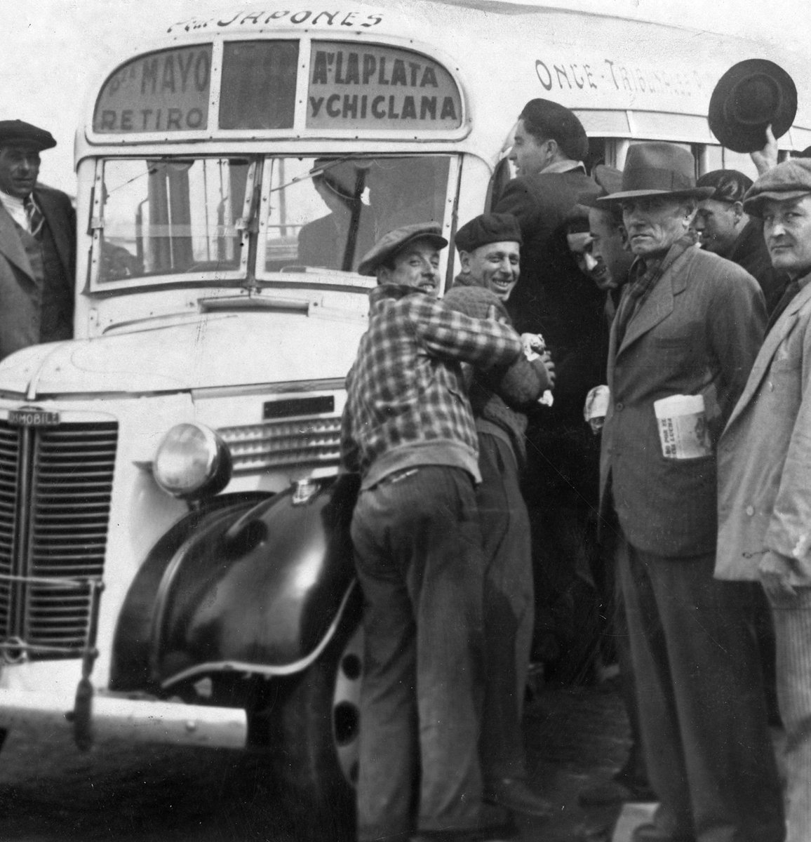 BsAs_recuerdo's tweet photo. Colectivo de la línea 18 en 1942. El servicio brindado en esos años por la monopólica Corporación de Transportes, era si no malo, muy malo. En la jerga popular decirle a alguien “corporativo”, era un insulto originado en esa situación. https://t.co/jEKVcq11pG