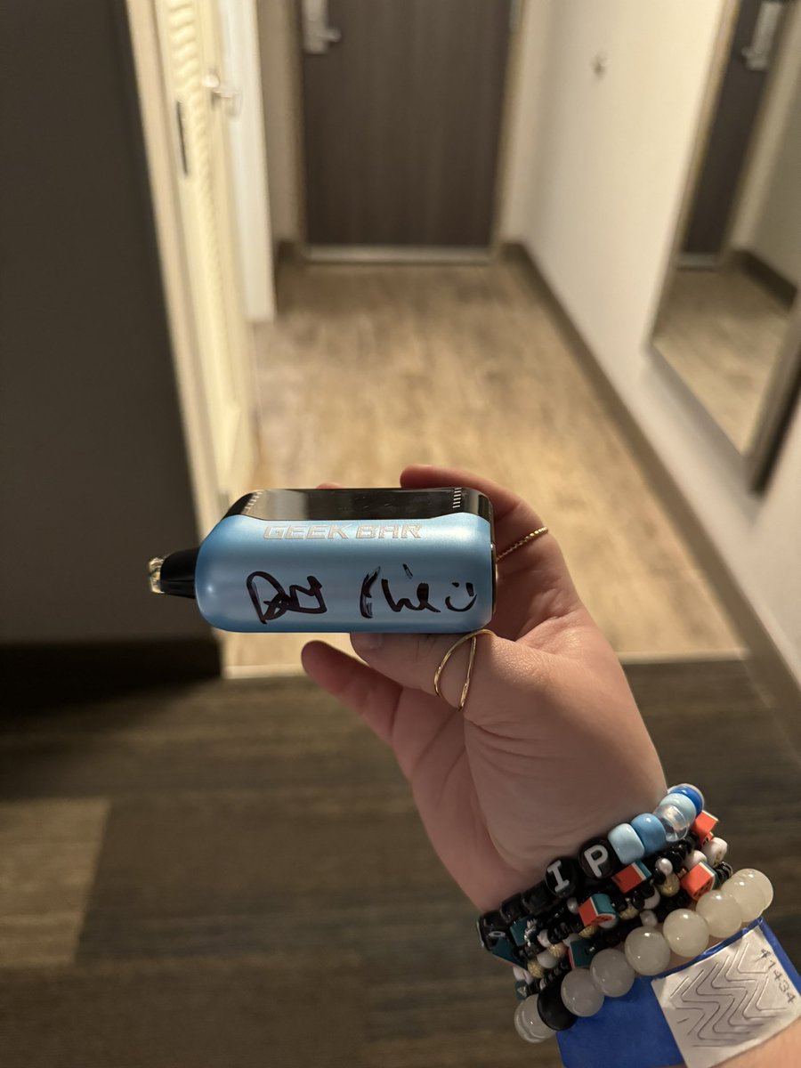 amanda_reilly20's tweet photo. thanks for signing my phape 💙 https://t.co/EdNA4tqn2u