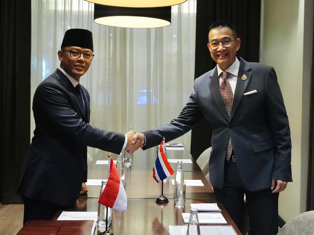 #MenluSugiono mengadakan pertemuan bilateral dengan Menteri Luar Negeri Thailand, Maris Sangiampongsa, di sela-sela KTT BRICS Plus (24/10). Keduanya membahas peningkatan kerja sama bilateral, isu regional seperti Myanmar, serta pentingnya kolaborasi dalam forum global seperti
