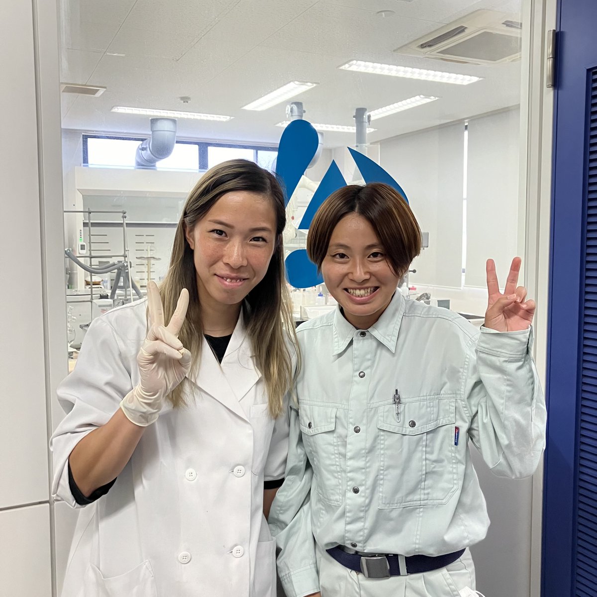 AMEROIDKITCHEN's tweet photo. アメロイドキッチン親会社アメロイドに勤務するASハリマアルビオンの千葉選手の部署に同チームの藤原選手がこられました☺️ https://t.co/MRIwZXkmCl