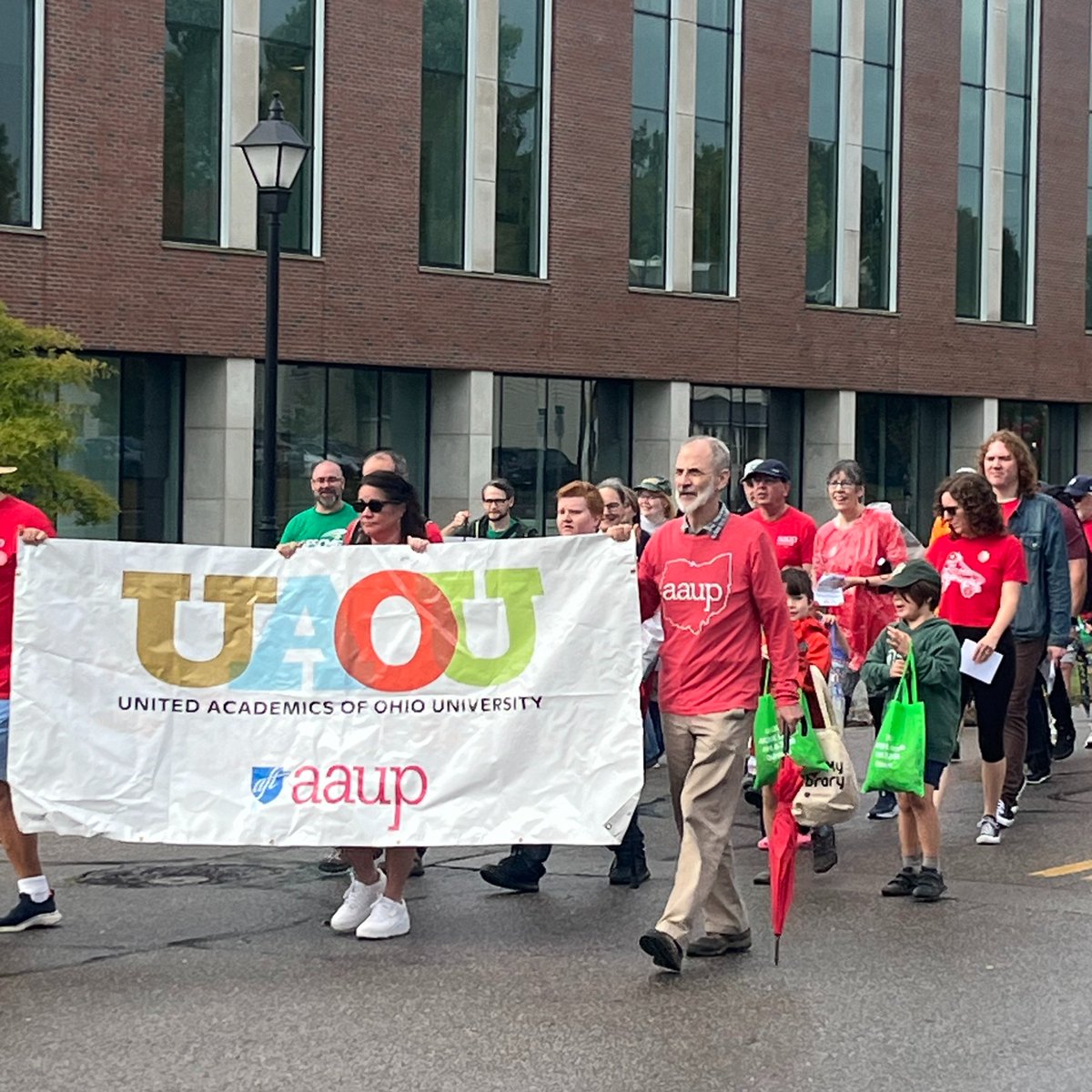 AriForOhio's tweet photo. Unions won us a five-day workweek, higher wages, and better safety conditions. I'm proud to march in solidarity with those fighting for a fair contract, and to be endorsed by AFSCME Ohio Council 8 and the Ohio Education Association. 

They know I'll be fighting for workers. https://t.co/3xubX3jTAU