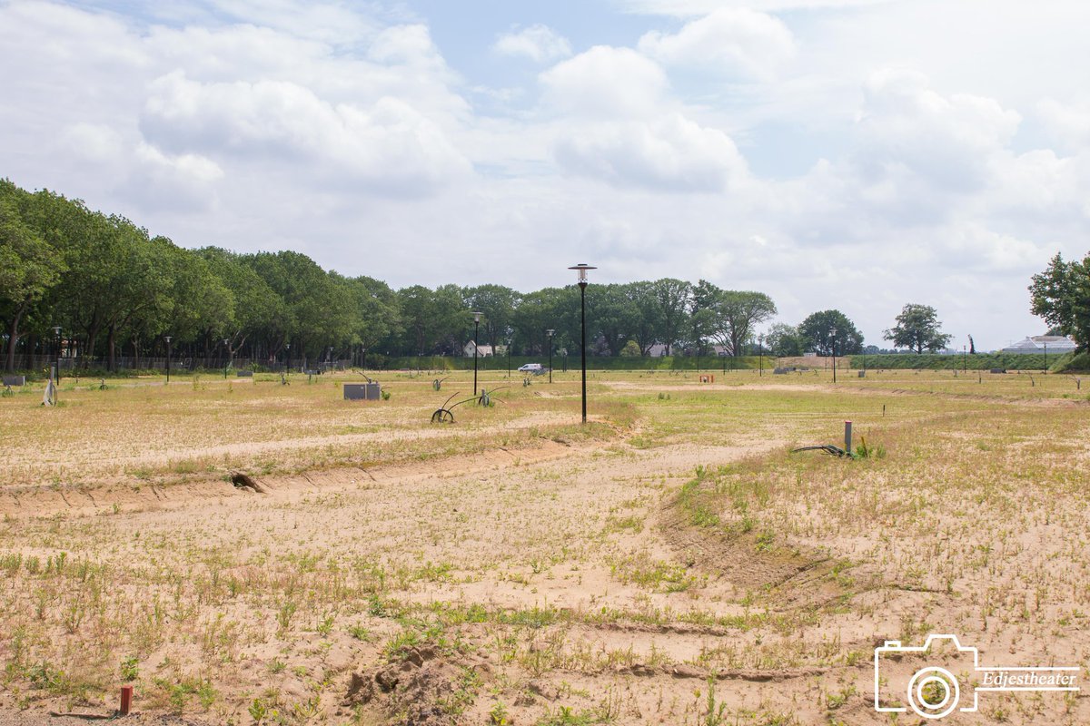stadionautist's tweet photo. Te laat! Ooit speelde VVV een aantal wedstrijden op Sportpark De Berckt. Op het moment van mijn bezoek werd het terrein klaargemaakt voor uitbreiding van het naastgelegen vakantiepark.
#lostground #verganeglorie #erwaseens #panenkamagazine #groundhopping #DeBerckt #Baarlo #vvv https://t.co/IyXTtov0Z7