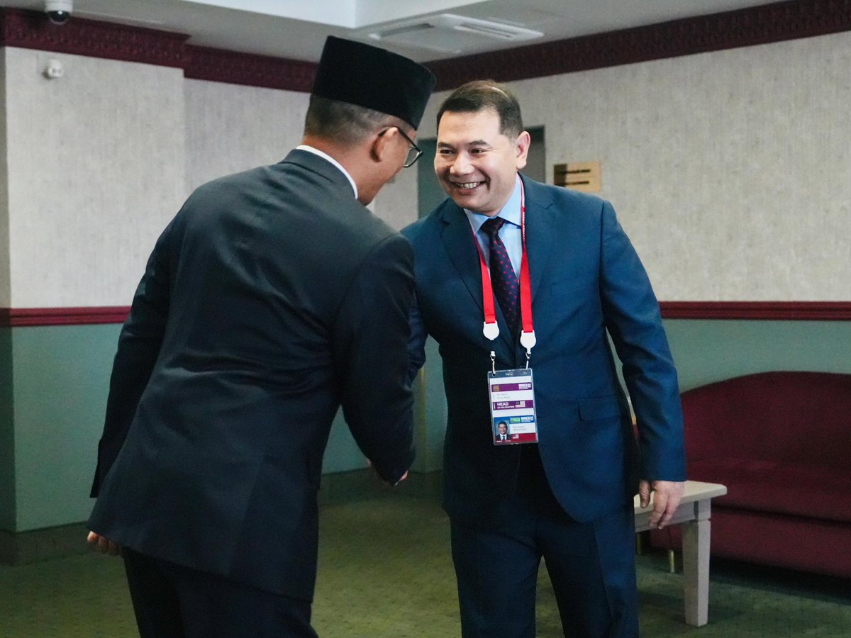 #MenluSugiono melakukan pertemuan bilateral dengan Menteri Ekonomi Malaysia Hon. Tuan Mohd Rafizi Bin Ramli di sela-sela perhelatan KTT BRICS Plus 2024 di Kazan, Rusia pada (23/10).

Pada pertemuan tersebut, #MenluSugiono menyampaikan: 

Apresiasi atas kehadiran PM Anwar Ibrahim