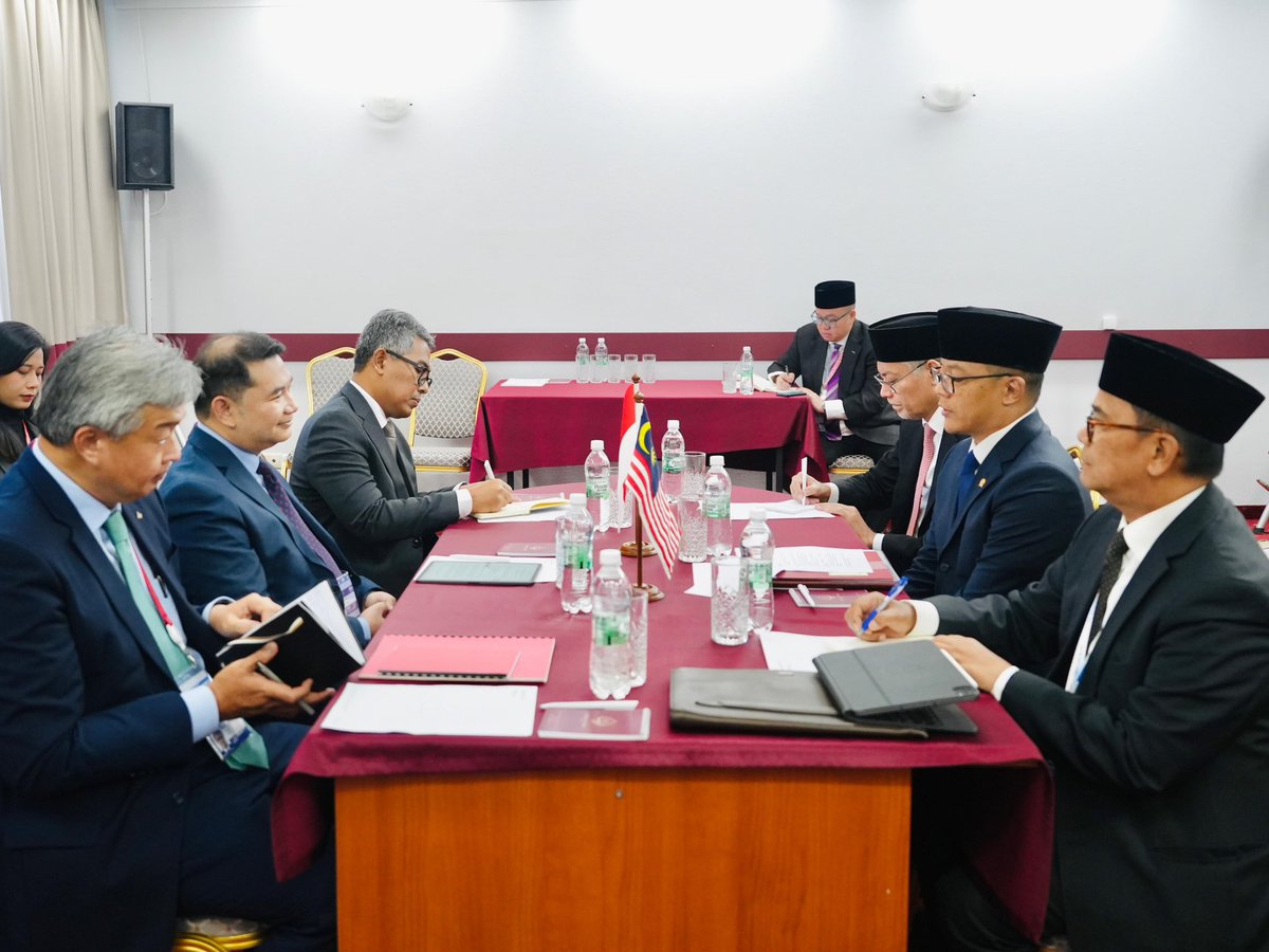 Kemlu_RI's tweet photo. #MenluSugiono melakukan pertemuan bilateral dengan Menteri Ekonomi Malaysia Hon. Tuan Mohd Rafizi Bin Ramli di sela-sela perhelatan KTT BRICS Plus 2024 di Kazan, Rusia pada (23/10).

Pada pertemuan tersebut, #MenluSugiono menyampaikan: 

Apresiasi atas kehadiran PM Anwar Ibrahim pada pelantikan Presiden RI dan Wakil Presiden RI di Jakarta.
 
Pentingnya penguatan kerja sama bilateral antara Indonesia dan Malaysia, termasuk dalam isu pendidikan dan pengembangan sumber daya manusia.
 
Menegaskan dukungan penuh Indonesia terhadap Keketuaan Malaysia di ASEAN pada tahun 2025.
 
Selengkapnya: https://t.co/rmAPC9yTlc

#inidiplomasi
