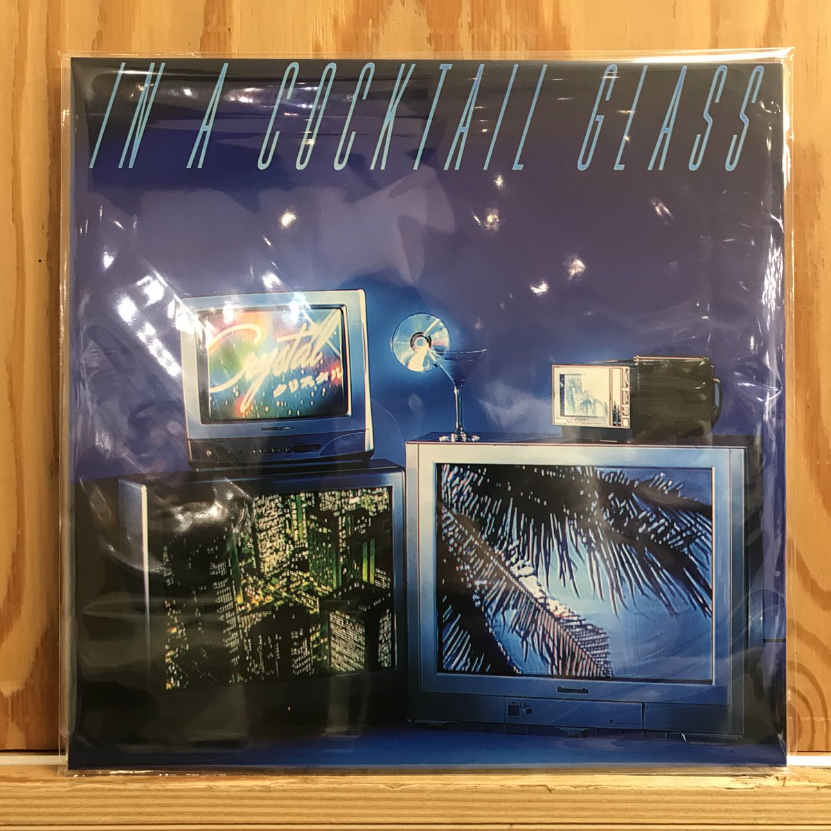 HMVrs_kichijoji's tweet photo. 【新譜入荷】
CRYSTAL (CLUB)『In A Cocktail Glass』LP

副都心ポップを掲げる東京のシンセサイザーデュオ！80’sポップスへの様々なオマージュが散りばめられた、切なくてやるせないテクノ歌謡！
https://t.co/v2vYxIJfQA
代引き通販☎0422-29-1130 https://t.co/KfL2gxIaPx