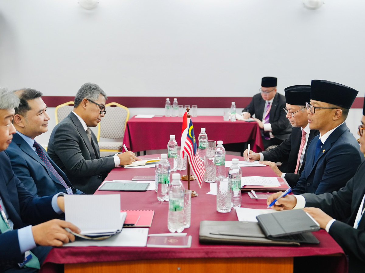 #FMSugiono held a bilateral meeting with Malaysia's Minister of Economy, Hon. Tuan Mohd Rafizi Bin Ramli, on the sidelines of the BRICS Plus 2024 Summit in Kazan, Russia, on (23/10).

During the meeting, #FMSugiono expressed:

Appreciation for Prime Minister Anwar Ibrahim’s