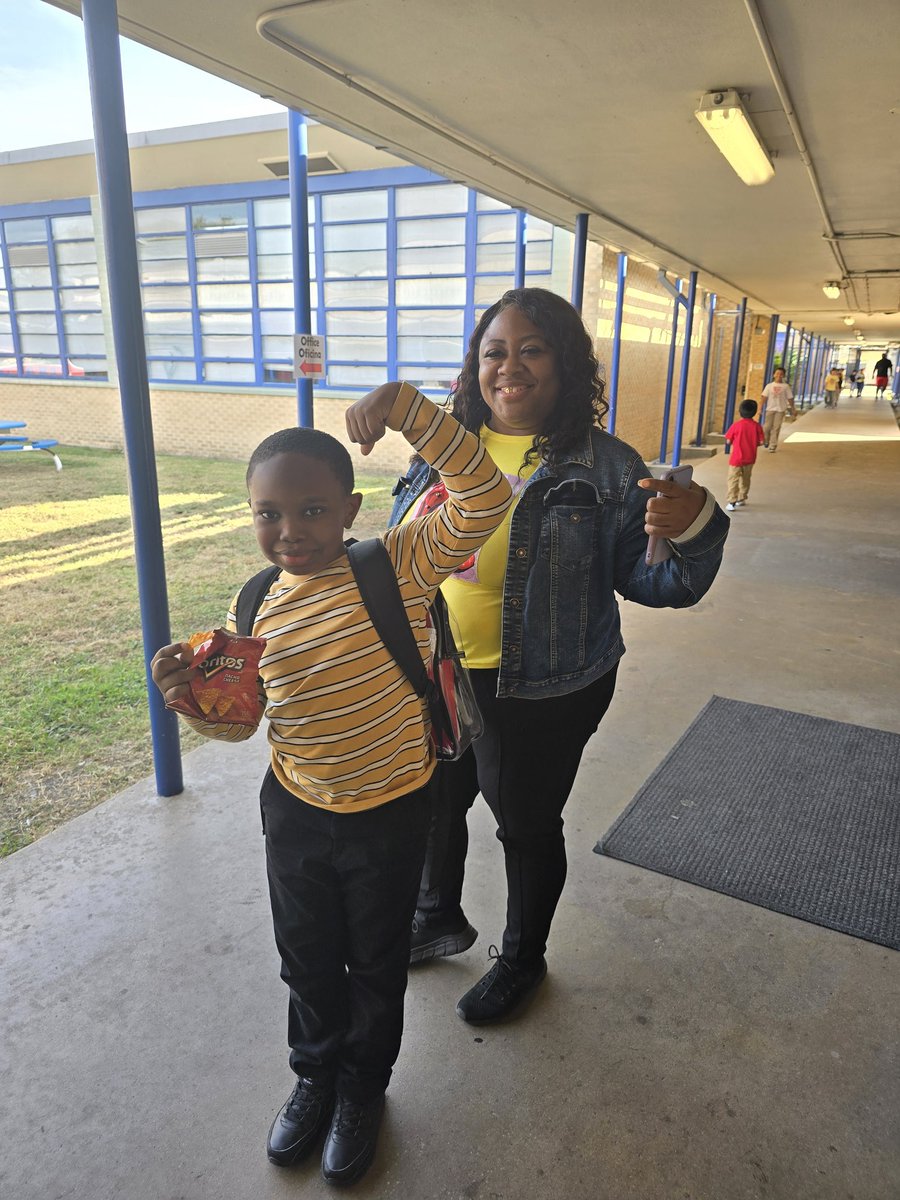 BetsyRossElem's tweet image. Yesterday we wore yellow to represent respect for #CharacterCountsWeek! 💛