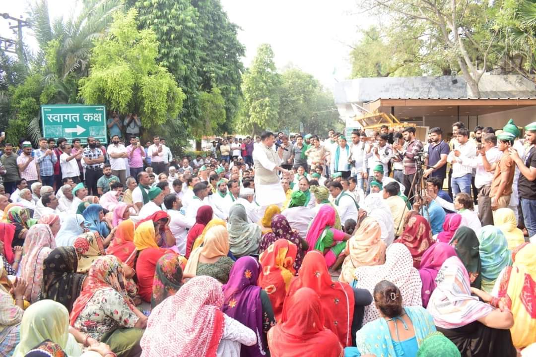 Nitin Kumar Prajapati (@aapka_nitin) on Twitter photo Noida प्राधिकरण सेक्टर 6 पर चल रहे किसान धरने को और मज़बूती देने के लिए आज उत्तर प्रदेश प्रभारी व राज्यसभा सांसद <a href="/SanjayAzadSln/">Sanjay Singh AAP</a> जी ने धरना स्थल पर पहुंचकर किसानों की मांग का समर्थन किया।
अरविंद केजरीवाल जी और आम आदमी पार्टी देश के किसानों के साथ कंधे से कंधे मिलाकर साथ खड़ी है Noida प्राधिकरण सेक्टर 6 पर चल रहे किसान धरने को और मज़बूती देने के लिए आज उत्तर प्रदेश प्रभारी व राज्यसभा सांसद <a href="/SanjayAzadSln/">Sanjay Singh AAP</a> जी ने धरना स्थल पर पहुंचकर किसानों की मांग का समर्थन किया।
अरविंद केजरीवाल जी और आम आदमी पार्टी देश के किसानों के साथ कंधे से कंधे मिलाकर साथ खड़ी है