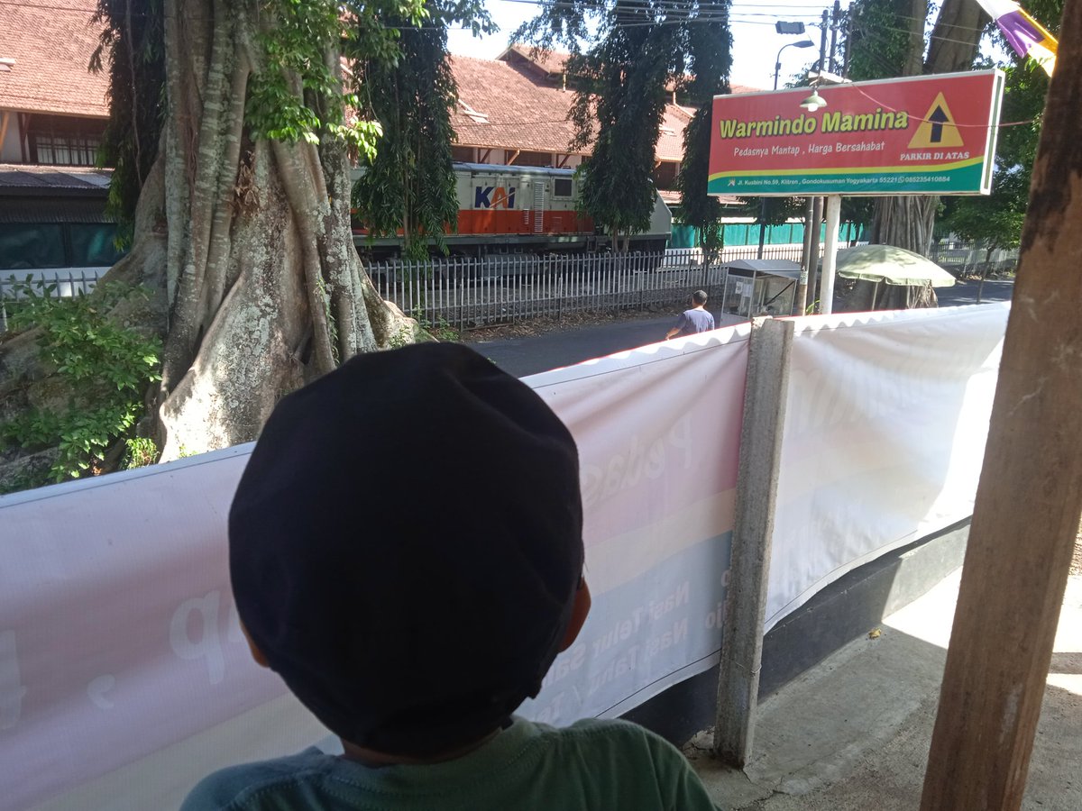 ridwanhfdh's tweet photo. Makan warmindo dengan view kereta di dekat Balai Yasa Yogyakarta, makan kenyang, harga murah, anak senang. https://t.co/FHWxELaRRd