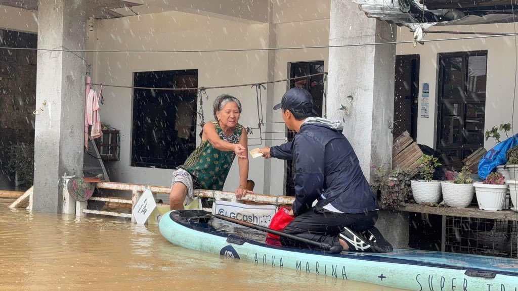 ricci_richy's tweet photo. Migs Villafuerte handing out cash to flooded residents in Cam Sur. 

Magpapa cash in yarn? https://t.co/ykhyNWDOOY