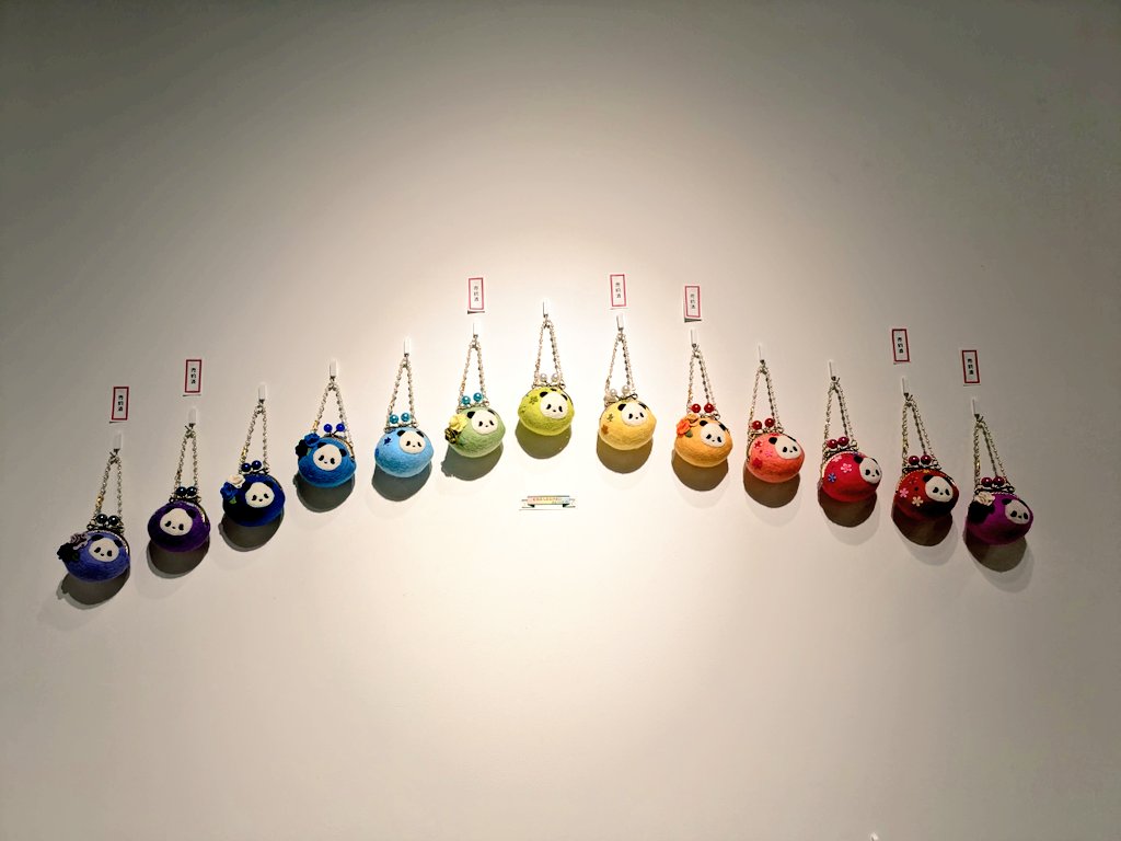 pandawakusei's tweet photo. 熊猫惑星の個展 2日目です
昨日はお花や、バルーン、お酒に、お菓子と沢山いただいてしまい幸せすぎる1日に💖
熊猫惑星だけでのイベントなんておこがましいかと思ってましたが😅勇気と愛をもらえました
皆さんともゆっくりお話しできて最高🥰
今日はWSもできますよ~✨
#RouteGallery
#パンダ https://t.co/FesqO8Qfrq