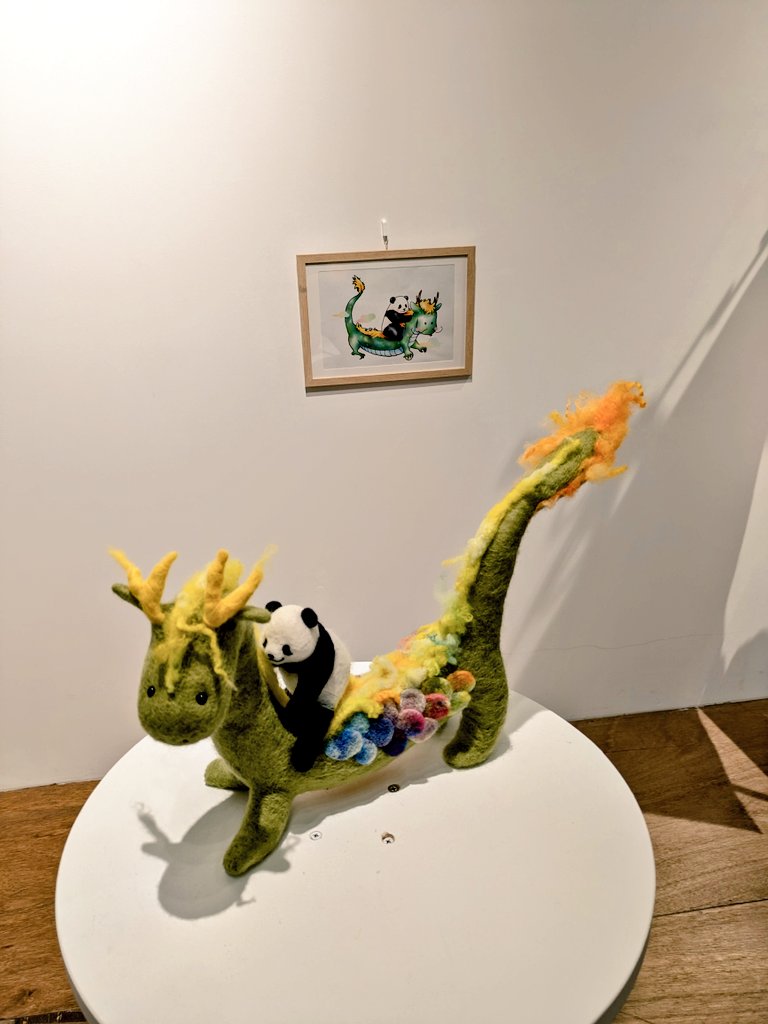 pandawakusei's tweet photo. 熊猫惑星の個展 2日目です
昨日はお花や、バルーン、お酒に、お菓子と沢山いただいてしまい幸せすぎる1日に💖
熊猫惑星だけでのイベントなんておこがましいかと思ってましたが😅勇気と愛をもらえました
皆さんともゆっくりお話しできて最高🥰
今日はWSもできますよ~✨
#RouteGallery
#パンダ https://t.co/FesqO8Qfrq