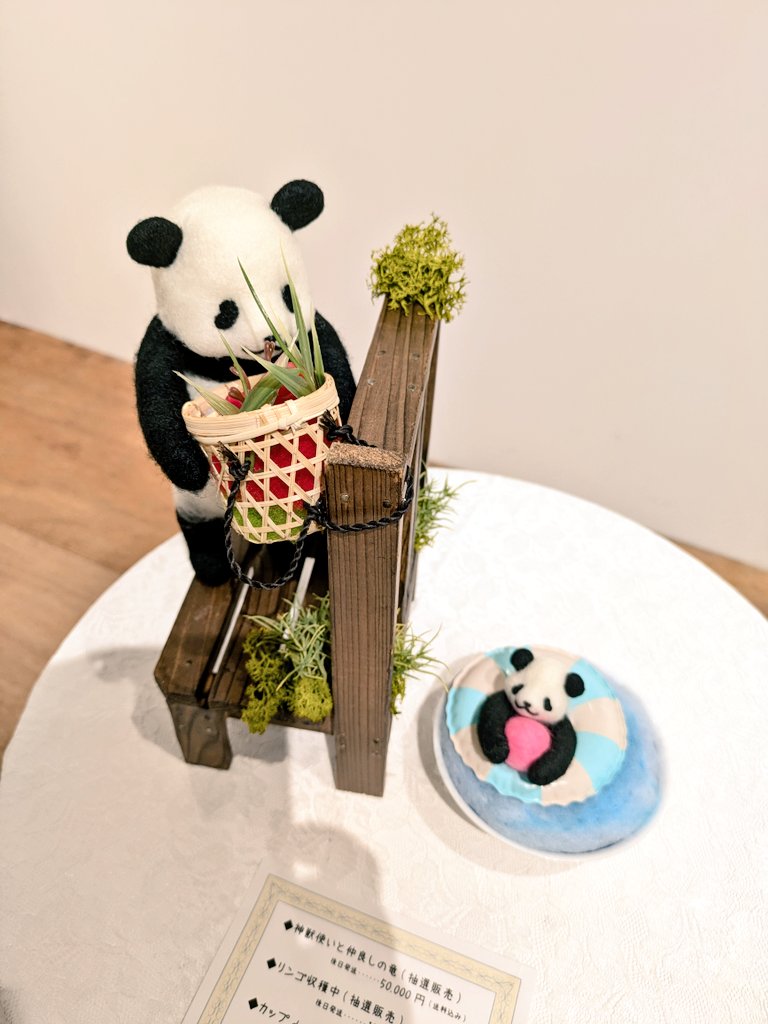 pandawakusei's tweet photo. 熊猫惑星の個展 2日目です
昨日はお花や、バルーン、お酒に、お菓子と沢山いただいてしまい幸せすぎる1日に💖
熊猫惑星だけでのイベントなんておこがましいかと思ってましたが😅勇気と愛をもらえました
皆さんともゆっくりお話しできて最高🥰
今日はWSもできますよ~✨
#RouteGallery
#パンダ https://t.co/FesqO8Qfrq