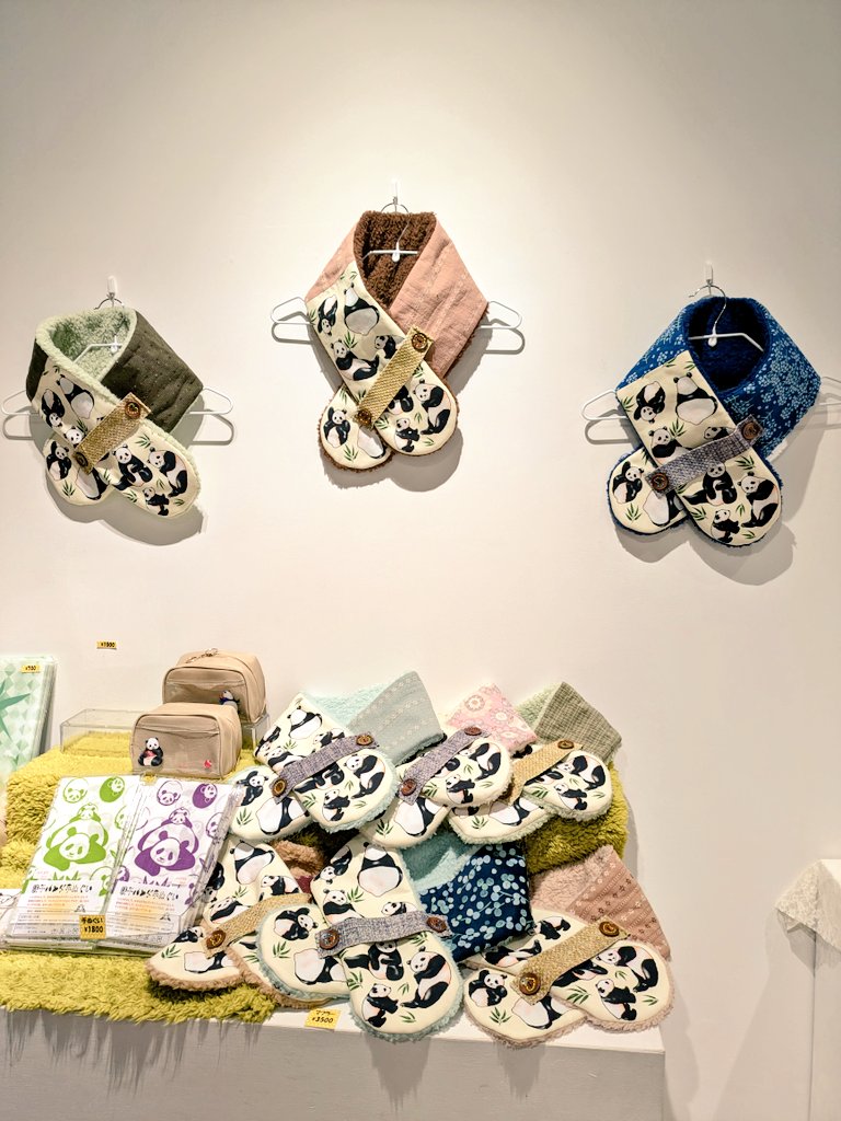 pandawakusei's tweet photo. 熊猫惑星の個展 2日目です
昨日はお花や、バルーン、お酒に、お菓子と沢山いただいてしまい幸せすぎる1日に💖
熊猫惑星だけでのイベントなんておこがましいかと思ってましたが😅勇気と愛をもらえました
皆さんともゆっくりお話しできて最高🥰
今日はWSもできますよ~✨
#RouteGallery
#パンダ https://t.co/FesqO8Qfrq