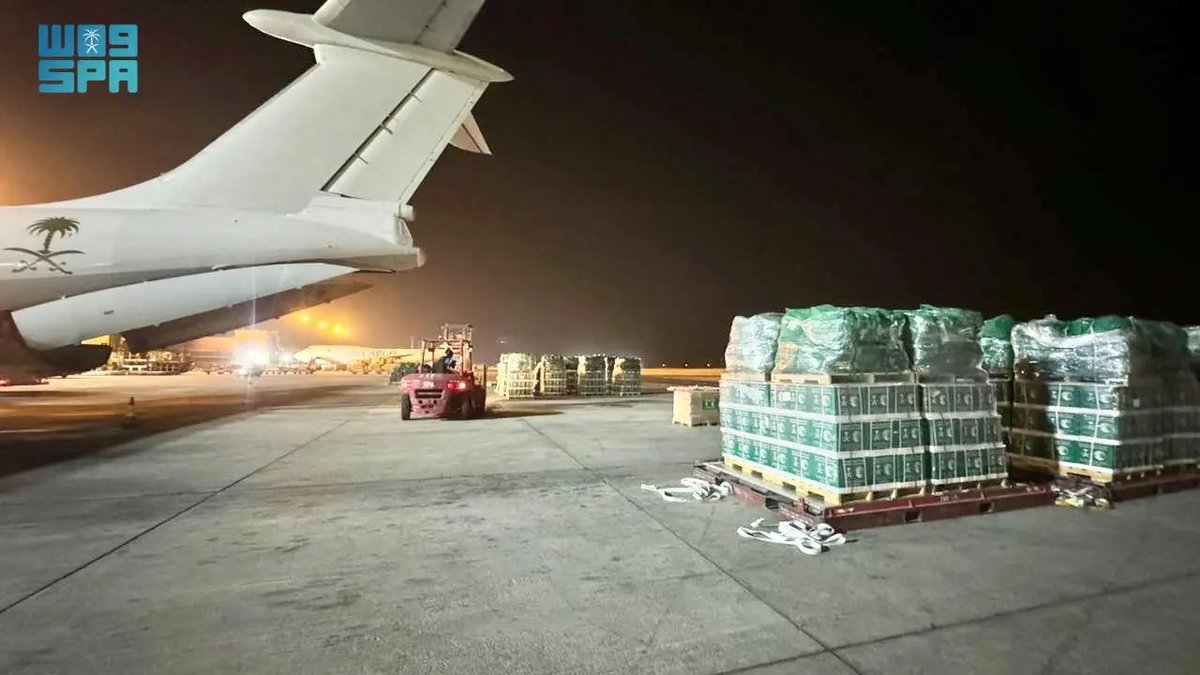 AJELNEWS24's tweet photo. عاجل 🔴 

إنفاذاً لتوجيهات خادم الحرمين الشريفين و سمو ولي العهد .. #السعودية_تساند_الشعب_اللبناني ..

🇸🇦🇸🇦

غادرت مطار الملك خالد الدولي بالرياض اليوم الطائرة الإغاثية السعودية الثانية عشرة، ضمن الجسر الجوي السعودي الذي يسيّره مركز الملك سلمان للإغاثة والأعمال الإنسانية، تحمل على متنها مساعدات غذائية وطبية وإيوائية، متجهة إلى مطار رفيق الحريري الدولي في الجمهورية اللبنانية الشقيقة.

وذلك إنفاذًا لتوجيهات خادم الحرمين الشريفين الملك سلمان بن عبدالعزيز آل سعود، وصاحب السمو الملكي الأمير محمد بن سلمان بن عبدالعزيز آل سعود، ولي العهد رئيس مجلس الوزراء - حفظهما الله - لمساعدة الشعب اللبناني الشقيق في مواجهة هذه الظروف الحرجة.

 ويأتي ذلك في إطار الجهود الإنسانية والإغاثية التي تقدمها المملكة العربية السعودية عبر ذراعها الإنساني مركز الملك سلمان للإغاثة؛ لتخفيف معاناة الشعب اللبناني جراء الأزمة الإنسانية التي يمر بها، وتجسيدًا للدور الإنساني النبيل الذي تقوم به المملكة تجاه الدول الشقيقة والصديقة في مختلف الأزمات والمحن.