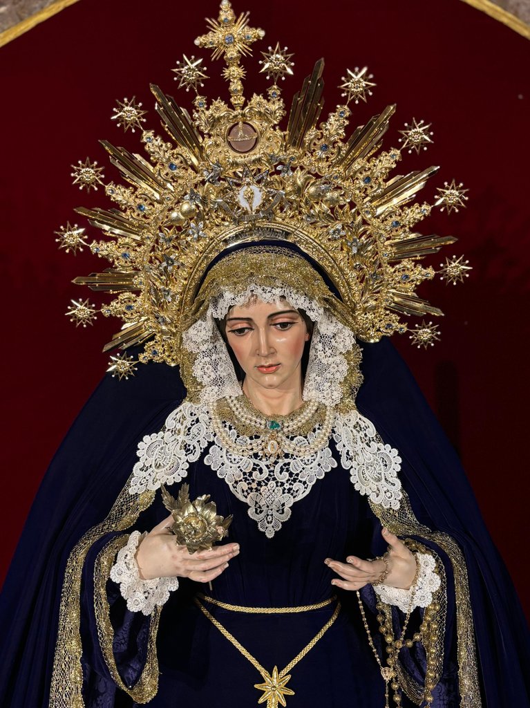 En la tarde de ayer tuvo lugar un nuevo cambio en la vestimenta de Nuestra Señora de la Aurora. En esta ocasión, la Santísima Virgen estrena un terno de terciopelo de Lyon morado, siendo el tejido donación de un hermano.