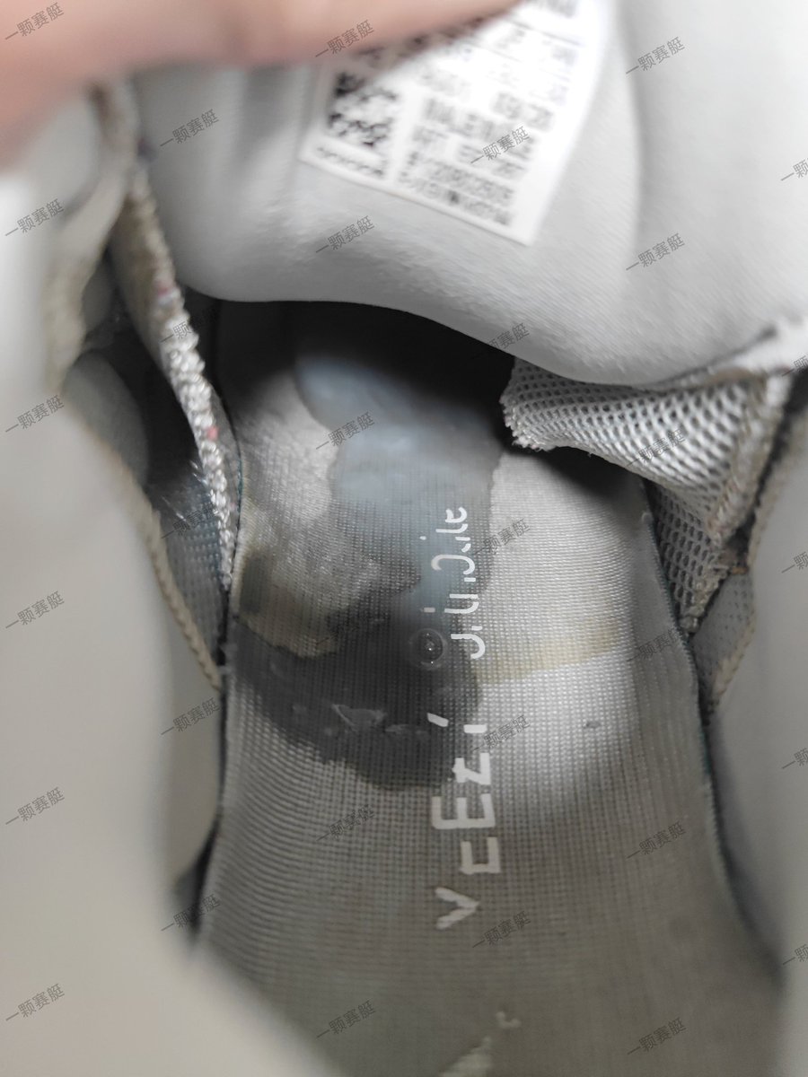 #扫楼 #打胶 #射鞋 #扫楼打胶 在等待学姐出差的这段时间里，先拿楼上小姐姐的椰子发泄一下。找了个她不在家的时机带回来慢慢玩了一顿。抽出鞋垫可以看到长期被我保养的痕迹，右脚明显被滋养的多一些😆压在身下一顿抽插，在家玩的感觉就是爽。就让我慢慢把这双椰子蹂躏烂吧！