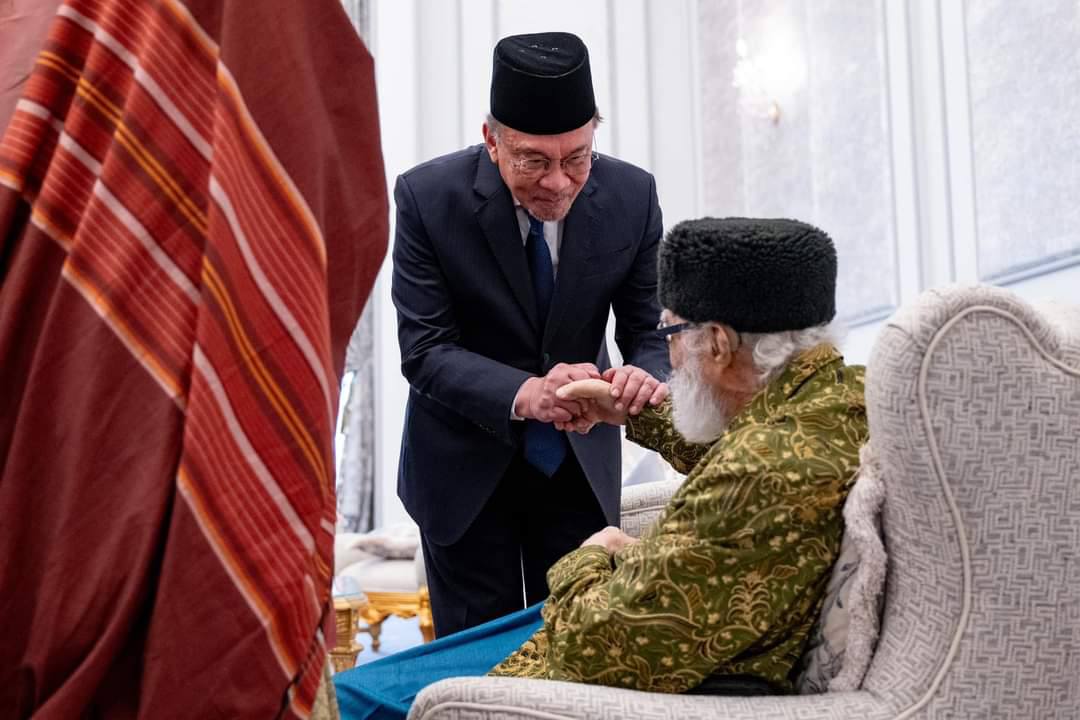 DrZulkifliHasan's tweet photo. PMX &amp; PROFESOR DIRAJA TAN SRI SYED NAQUIB AL-ATTAS

Semalam Guru Bangsa dan tokoh intelek Islam, Tan Sri Prof. Dr. Syed Muhammad Naquib Al-Attas dikurnia gelaran Profesor Diraja.

Beliau menerima pengiktirafan gelaran tertinggi dalam kalangan profesor itu berikutan ...

1/17 https://t.co/L3h7ZEtUOs