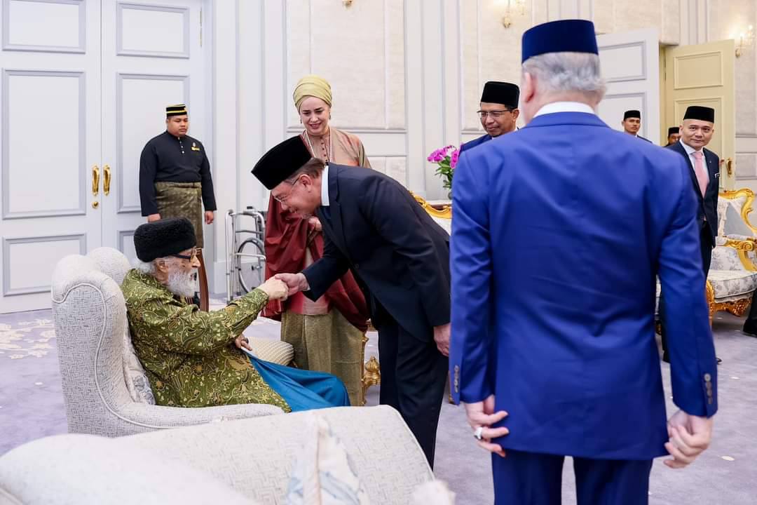 DrZulkifliHasan's tweet photo. PMX &amp; PROFESOR DIRAJA TAN SRI SYED NAQUIB AL-ATTAS

Semalam Guru Bangsa dan tokoh intelek Islam, Tan Sri Prof. Dr. Syed Muhammad Naquib Al-Attas dikurnia gelaran Profesor Diraja.

Beliau menerima pengiktirafan gelaran tertinggi dalam kalangan profesor itu berikutan ...

1/17 https://t.co/L3h7ZEtUOs