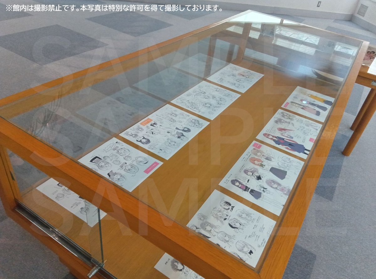 🌸「#竹嶋えく展」開催中！🌸
吉備川上ふれあい漫画美術館にて「#ささやくように恋を唄う」「#晴れの国のあっぱれ団」「#君に好きっていわせたい」から約50点の作品や関連資料を展示いただいています💐
中には貴重な初期キャラ設定資料も…👀✨
※本写真は特別な許可を得て撮影しています。