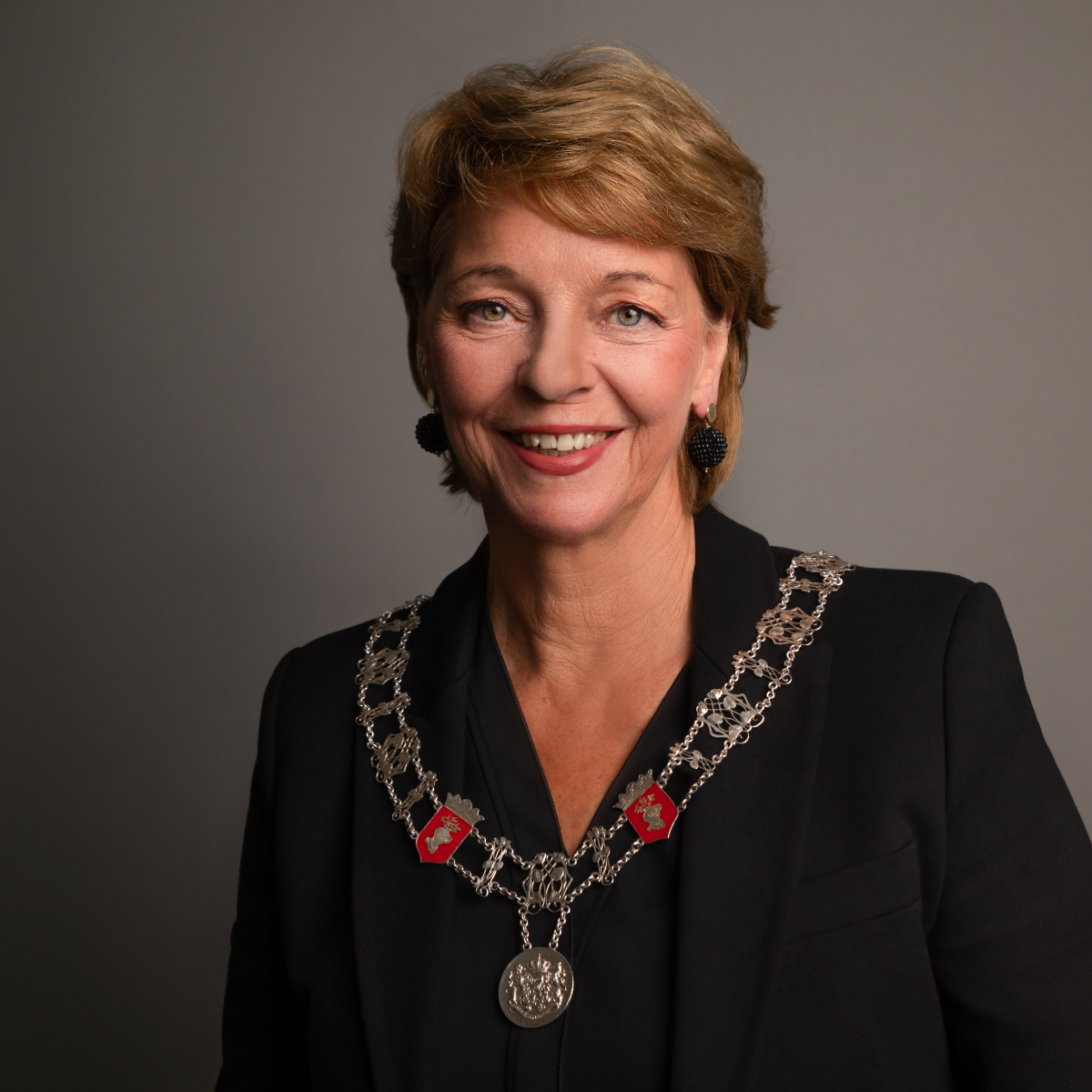Afscheidsraadsvergadering burgemeester Elly Blanksma op donderdag 31 oktober om 19.30 uur!

Volg het live via de livestream: bit.ly/burgemeesterhe…  
Wil je haar nog persoonlijk bedanken? Meld je aan voor de borrel via bit.ly/afscheidburgem….

#Helmond #Afscheid #Burgemeester