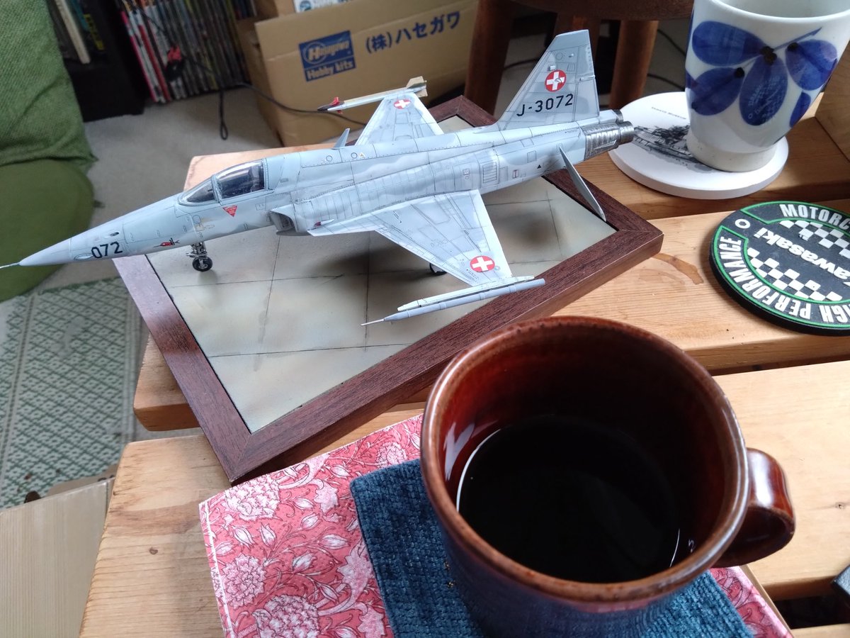 QNkbcisfJLaCUh5's tweet image. 展示会前の修理、土台作りその他で忙しい
#F5
久しぶりに見たらデカール取れかかっていた
初めての現象、デカールのせいかクリアのせいかわからん
木工用ボンドで貼ってなんとかリカバリ

#天領プラものづくり大会
#AFVクラブ