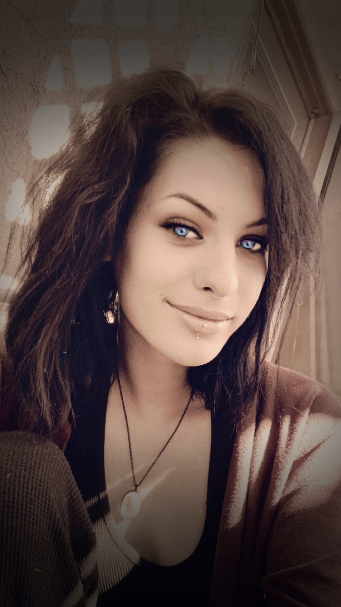 OFashlynn's tweet image. Someone said I should come back on here…what’d I miss? 👀