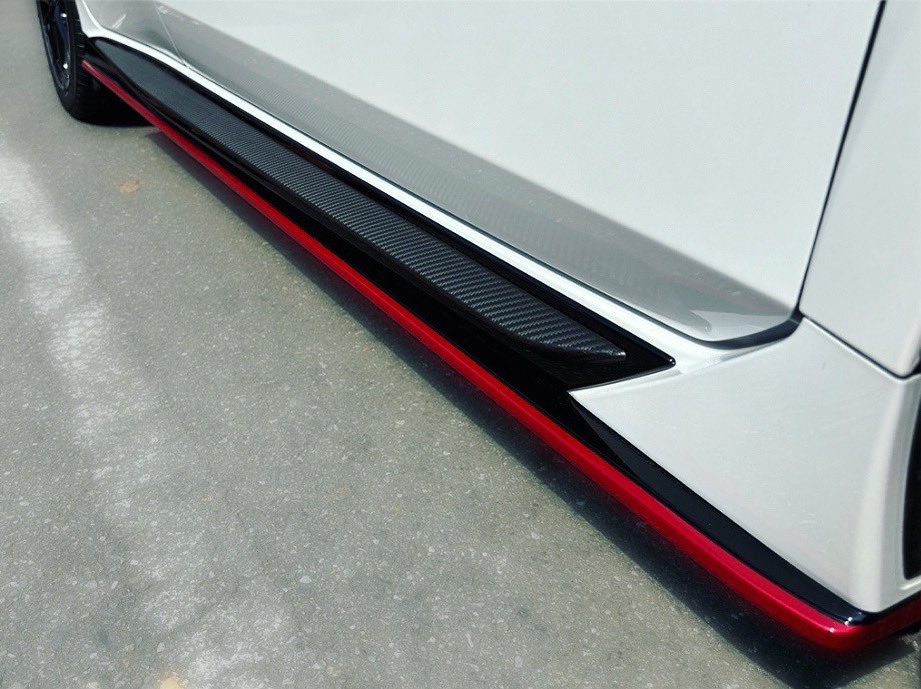 BUSOU_JP's tweet photo. 【 AURA NISMO E13 】

▼ サイドスポイラー
塗装済：￥95,700-
MC前、MC後、どちらも装着可能！

(価格は税込価格になります)

🔻オーラニスモ後期用ページ
https://t.co/tMPajvx9qS

#BUSOU #エアロパーツ 
#オーラニスモ #オーラNISMO 
#日産 #4WD https://t.co/0E78HE5xQQ
