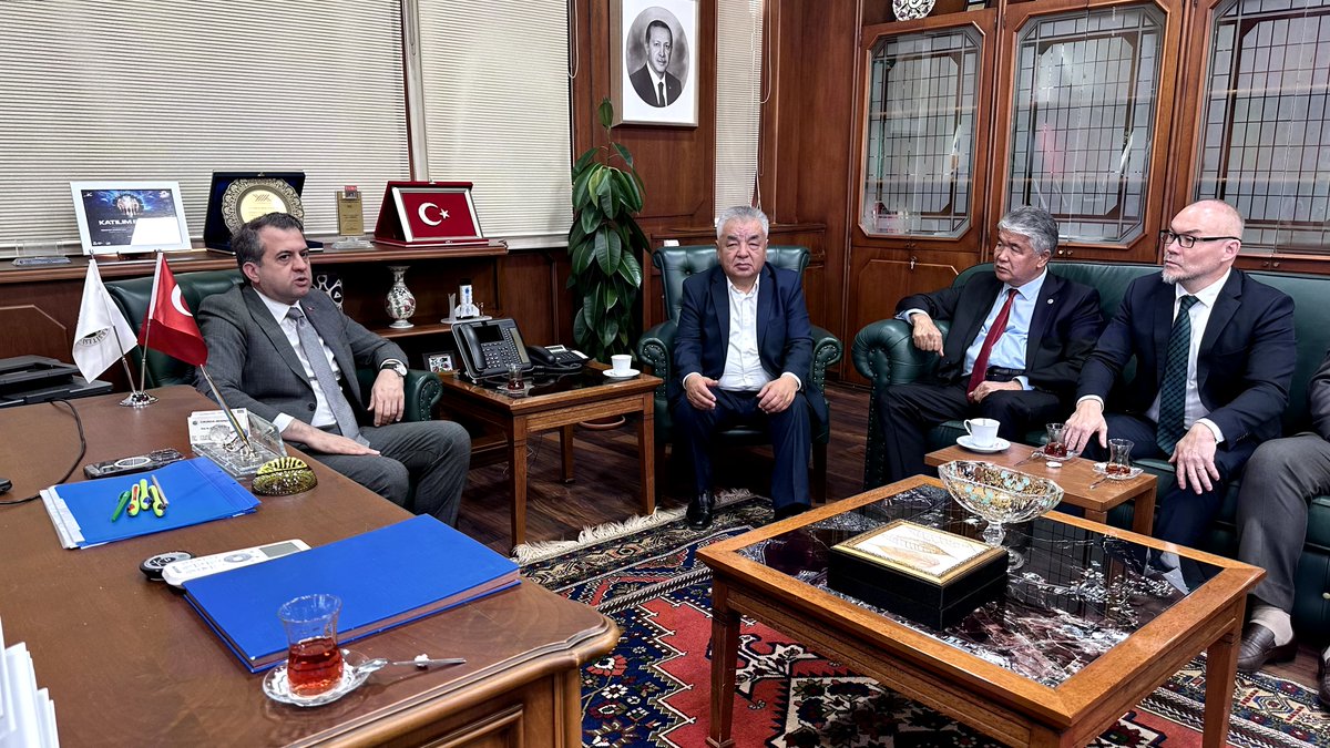 turksoyorg's tweet photo. Resmi temaslar kapsamında Adana’da bulunan TÜRKSOY Genel Sekreteri Sultan Raev ve Kırgız Cumhuriyeti Cumhurbaşkanı Başdanışmanı Nışanbek Koçkorov’un başkanlığındaki heyet, Çukurova Üniversitesi Rektörü Prof. Dr. Hamit Emrah Beriş’i makamında ziyaret etti. https://t.co/xo21IYzYr8