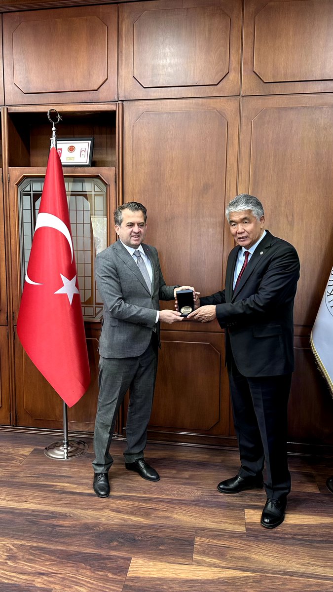 turksoyorg's tweet photo. Resmi temaslar kapsamında Adana’da bulunan TÜRKSOY Genel Sekreteri Sultan Raev ve Kırgız Cumhuriyeti Cumhurbaşkanı Başdanışmanı Nışanbek Koçkorov’un başkanlığındaki heyet, Çukurova Üniversitesi Rektörü Prof. Dr. Hamit Emrah Beriş’i makamında ziyaret etti. https://t.co/xo21IYzYr8