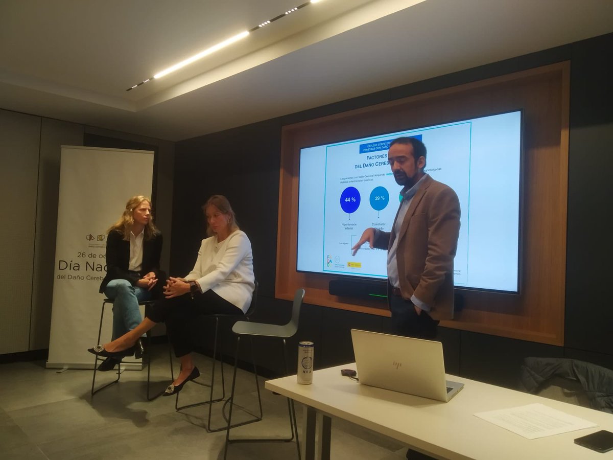 DrRomero_neuro's tweet photo. Una mesa redonda muy necesaria en la que se ha hablado de discapacidad y daño cerebral. He representado a la @seneurologia Gracias a la iniciativa de @PlataformaDCA por fomentar este debate incluyendo a médicos, terapeutas y administración. https://t.co/gzTR022JYB