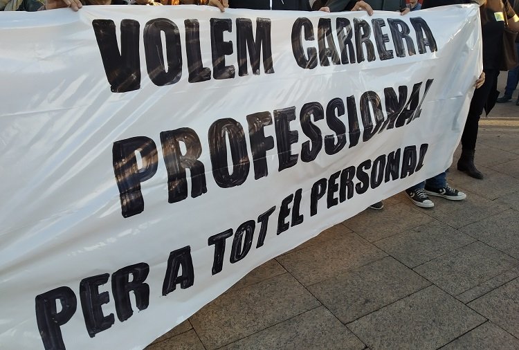 Protesta laboral a l’Ajuntament de Santa Coloma

El passat divendres 18 d’octubre el personal funcionari i laboral de l’<a href="/scgramenet/">Aj. Sta. Coloma Gram</a> es van concentrar a la Pl. Vila per reivindicar la posada en marxa de l’anomenada “carrera professional”

Llegeix aquí ➡️infograma.cat/protesta-labor…