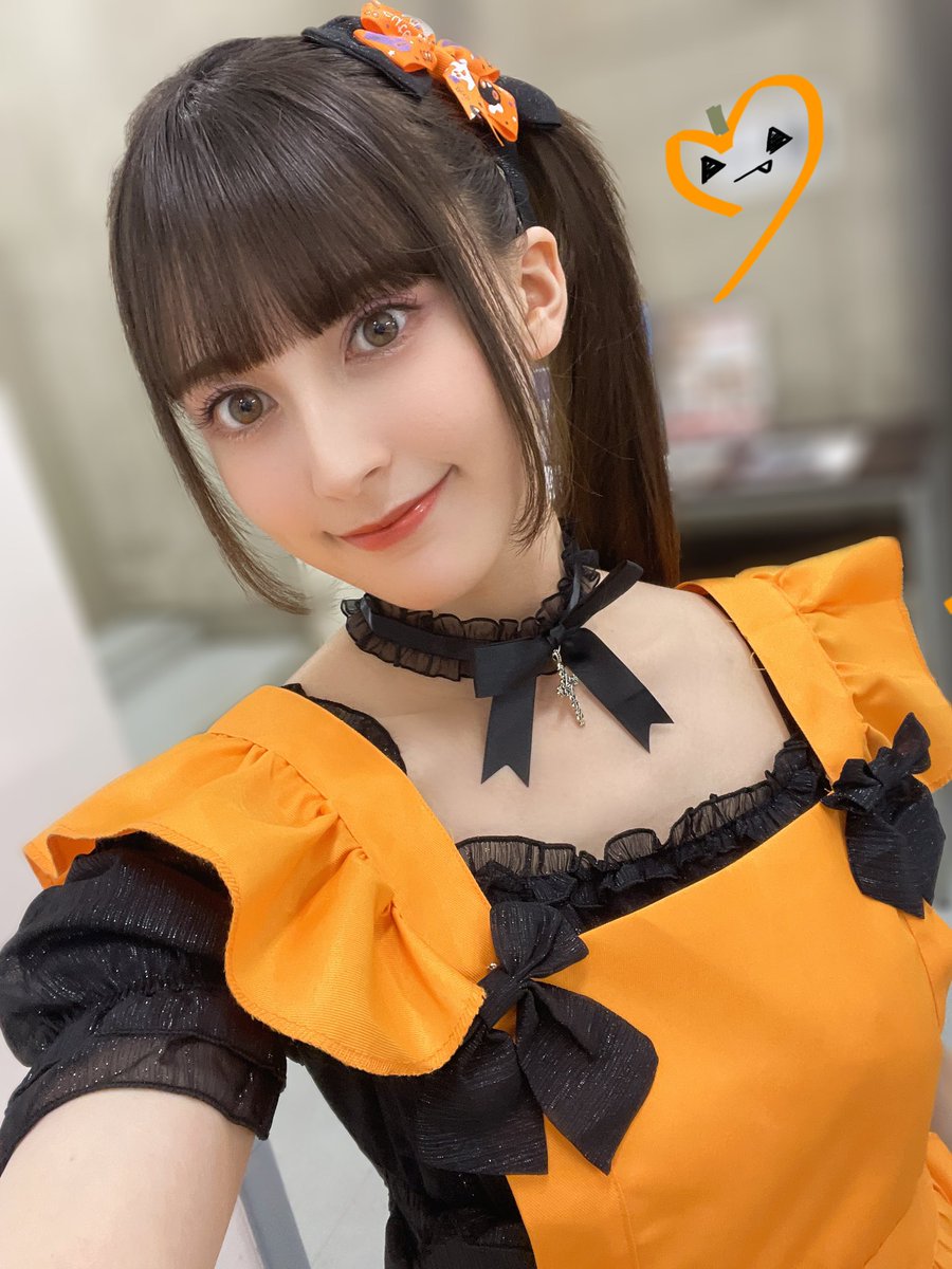 _Naomi_Payton_'s tweet photo. 『 #ヤングジャンプ』本日発売です！💫

ハロウィンだ〜！！！🎃🦇✨

サイドテールは前にすーちゃんがしていて、かわいすぎて真似しちゃいましたっ🤟🏻✨
多分初！？サイドテールです！💚

ぜひチェックしてくださいねっ🪐

#lovelive #Liella https://t.co/exk4haCFf4