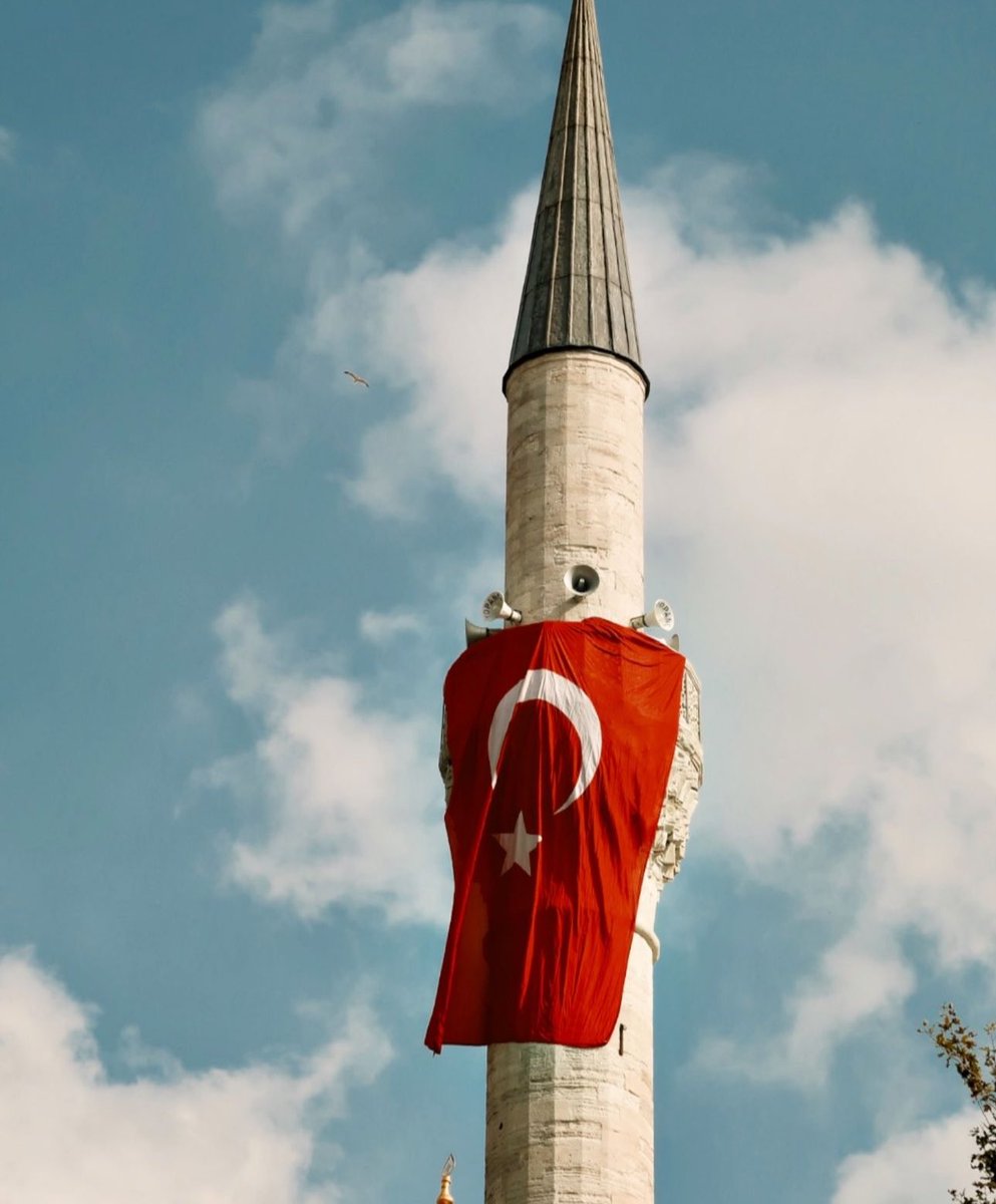 Remrra's tweet photo. • Bu bayrağın altında yaşayıp vatana ihanet edenlere, Hilal’in gölgesi haram olsun .." https://t.co/lTjMPNKQFR