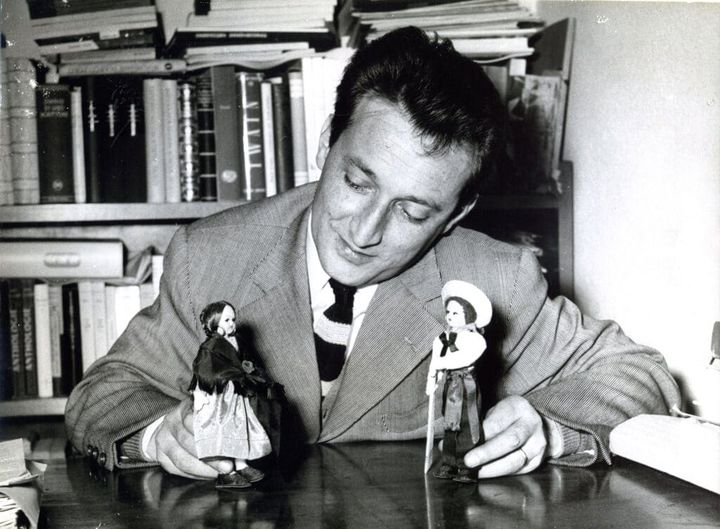 OSNMITALY's tweet photo. COME SPIEGARE AI BAMBINI IL SENSO DELL'ARTICOLO 11 DELLA COSTITUZIONE ITALIANA: LITALIA RIPUDIA LA GUERRA. 
LA PAROLA A GIANNI RODARI, NATO IL 23 OTTOBRE 1920, AUGURI MAESTRO! 
"CI SONO COSE DA FARE OGNI GIORNO:
LAVARSI, STUDIARE, GIOCARE
PREPARARE LA TAVOLA,
A MEZZOGIORNO.
CI SONO COSE DA FARE DI NOTTE:
CHIUDERE GLI OCCHI, DORMIRE,
AVERE SOGNI DA SOGNARE,
ORECCHIE PER SENTIRE.
CI SONO COSE DA NON FARE MAI,
NÉ DI GIORNO NÉ DI NOTTE
NÉ PER MARE NÉ PER TERRA:
PER ESEMPIO, LA GUERRA!"
📷 Grazie Maestro 📷