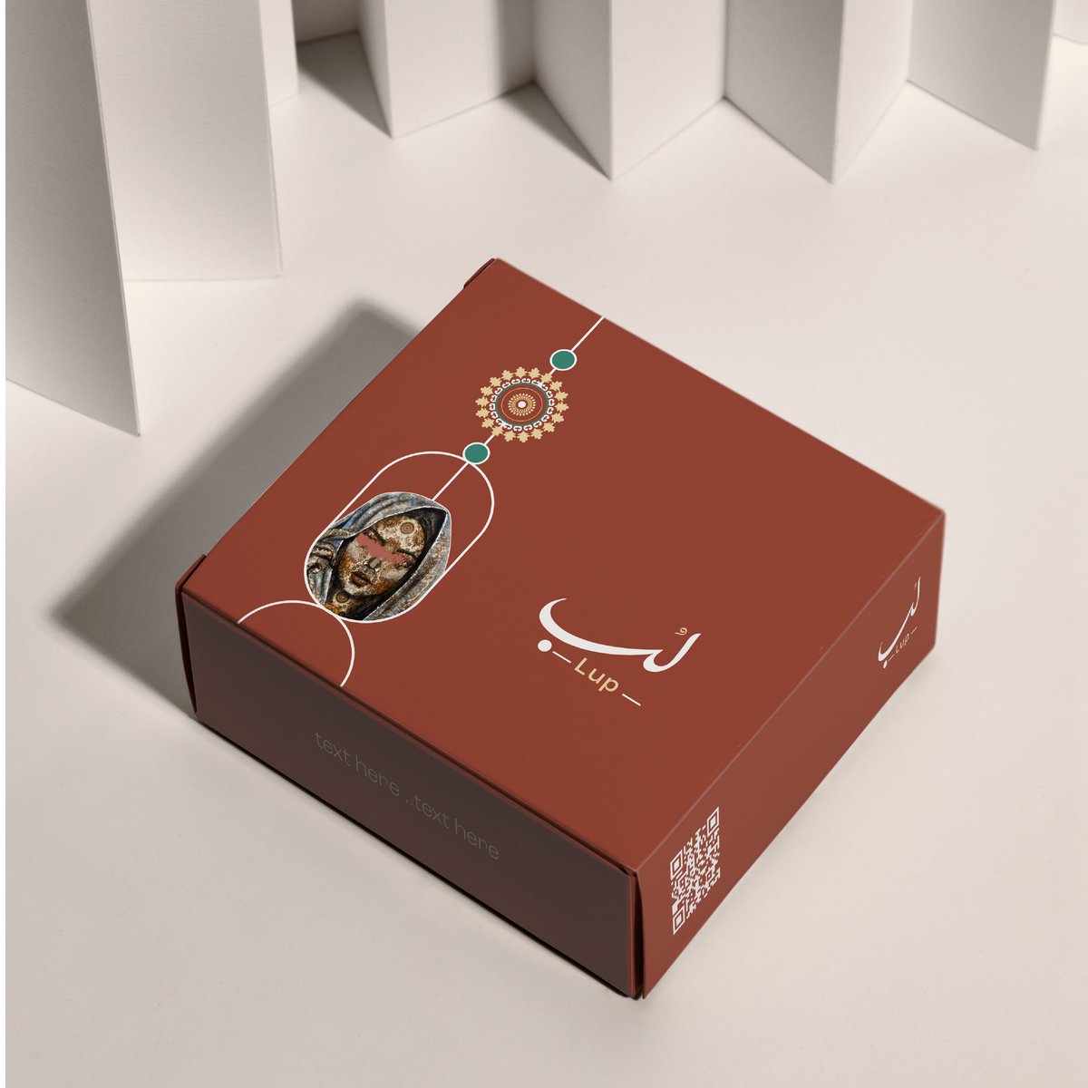 شعار وهوية لب 

(لُب الشي جوهرُهُ)

المخطوطه العربيه بسيطة ومرنه مستلهمة من الخط الديواني 

اللوحة الفنيه (الصوره) طلبو مني اضيفها في الباكيجينق لانها موجودة عندهم في المحل وحابين يرسخوها كجزء اساسي في هويتهم 
حددتها ودمجتها مع الباترن 🤍

والباترن مستوحى من زهرة عباد الشمس