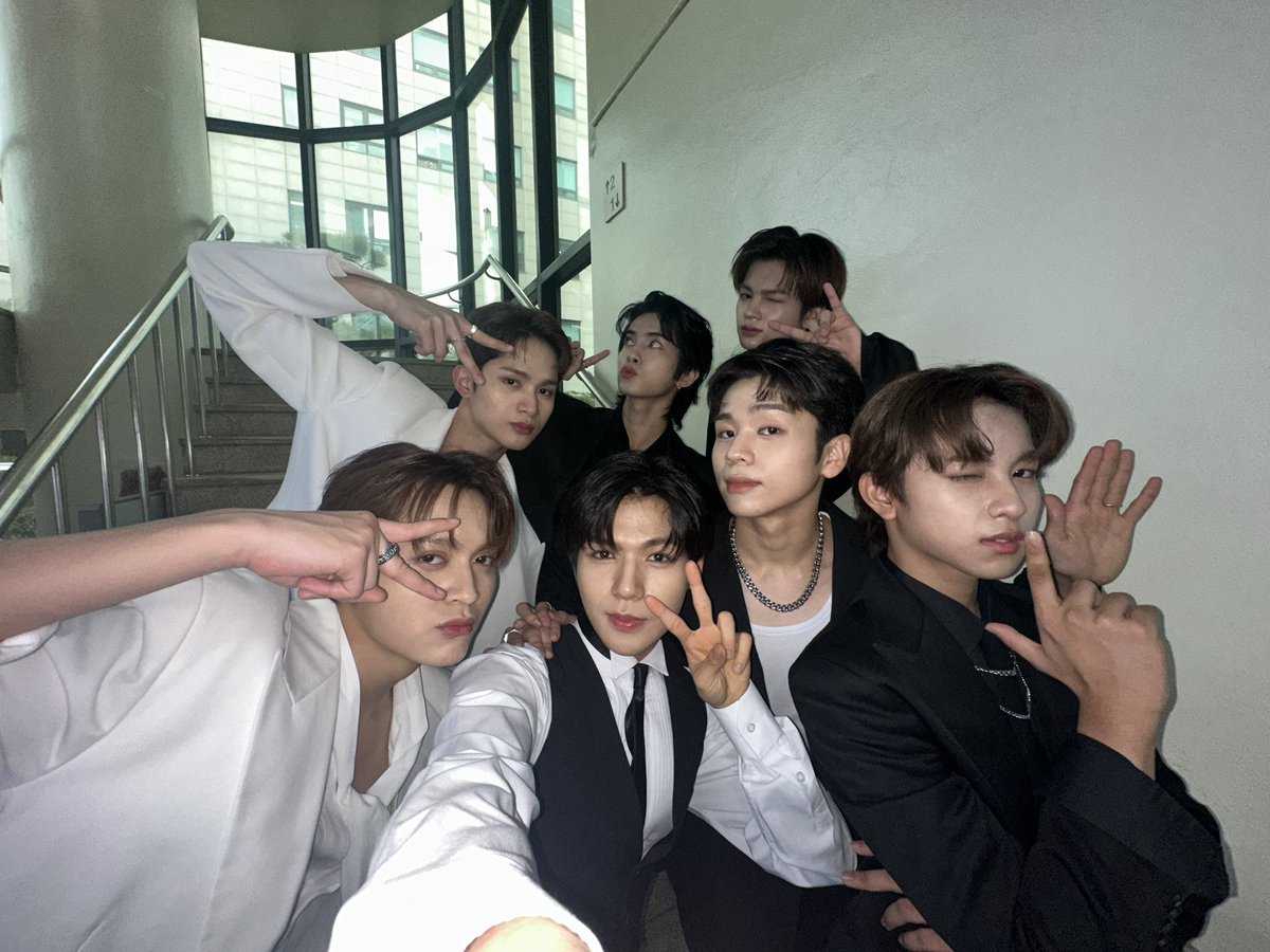 prinxesta's tweet image. I like izx but hori7on hits different 🥹 

#HORI7ON @HORI7ON_twt #IZX @izx_official