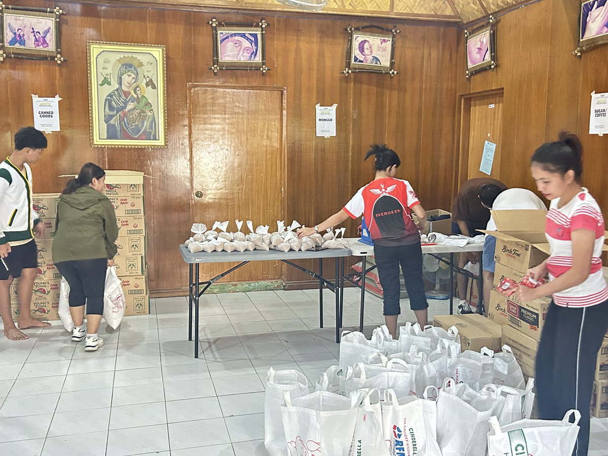 pads_nosi's tweet image. Today, we started repacking relief goods. 

We heed the call for food relief.