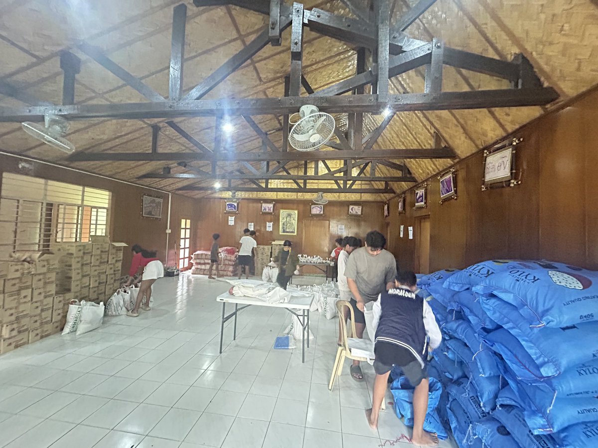 pads_nosi's tweet image. Today, we started repacking relief goods. 

We heed the call for food relief.