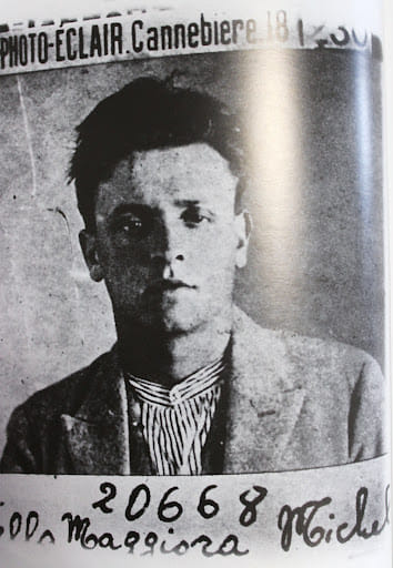 OSNMITALY's tweet photo. 17 ottobre 1928
Prima condanna a morte del Tribunale Speciale fascista dopo la reintroduzione della pena di morte.
Il primo imputato a essere condannato alla fucilazione, fu il comunista Michele Della Maggiora, reo confesso di aver ucciso due fascisti dai quali subi' ogni sorta di umiliazione e persecuzioni, fino a minacce di morte.
Il 17/10/1928 il Tribunale Speciale lo condanna alla pena di morte mediante fucilazione: per poter giustificare la condanna a morte sostenne nei confronti dell’imputato il delitto di “strage al fine di attentare alla sicurezza dello Stato e suscitare la guerra civile”.
Della Maggiora fu fucilato presso il cimitero il giorno dopo la condanna. Muore a Ponte Buggianese alle ore 6:27 del 18/10/1928 gridando “𝐴𝑏𝑏𝑎𝑠𝑠𝑜 𝑖𝑙 𝑓𝑎𝑠𝑐𝑖𝑠𝑚𝑜”.
📷 MICHELE DELLA MAGGIORA, ANTIFASCISTA
📷 Nato a Ponte Buggianese (Pt), il 17/12/1898.
📷  Invalido di guerra, è coinvolto nel 1921-22 in scontri armati contro i fascisti: in particolare fa parte di una Lega di contadini che conterà 4 morti dovuti allo squadrismo di Amerigo Dumini.
📷 Iscritto al partito comunista dal 1924. Espatria clandestinamente nel 1927 in cerca di lavoro e si dirige in Francia: a Marsiglia continua a professare le proprie idee politiche. E’ fermato a Ventimiglia il 9/11/1927 all’atto di rientrare nel Regno per curarsi. Diffidato.
📷 Nel proprio Paese natio è accolto da scherno, persecuzioni e vessazioni di ogni sorta ad opera dei fascisti locali fino a subire bastonature e minacce di morte. Si ricovera in ospedale per tubercolosi polmonare contratta in guerra: “uscito dall’ospedale civile di Pescia, in Ponte Buggianese, con la correità del comunista schedato Spadoni Bruno, uccideva i fascisti Buonamici Giovanni e Moschini Gino e sparava pure, senza colpirlo, contro certo Baldasseroni Cesare” il 16/5/1928.
📷 E’ arrestato per strage al fine di attentare alla sicurezza dello Stato e suscitare la guerra civile dopo un breve inseguimento. Al processo il Pubblico ministero Carlo Baratelli rifiuta di sostenere l’accusa di strage e quindi di richiedere la condanna a morte e viene sostituito dall’avvocato Massimo Dessy.
📷 Michele Della Maggiora rifiuta ripetutamente l’assistenza religiosa. Il 17/10/1928 il Tribunale Speciale lo condanna alla pena di morte mediante fucilazione: muore a Ponte Buggianese alle ore 6:27 del 18/10/1928 gridando “Abbasso il fascismo”. E’ il primo fucilato su sentenza del Tribunale Speciale, trasferitosi per l’occasione a Lucca “per dare un esempio di maggiore efficacia”.
📷 Prima di morire Della Maggiora dirà che “la mia situazione non era speciale: molti lavoratori erano trattati come me. Eravamo come schiavi. Non potevamo parlare. Non potevamo cercarci lavoro nei paesi vicini”.
Fonte: ANPPIA Nazionale @anppia2013