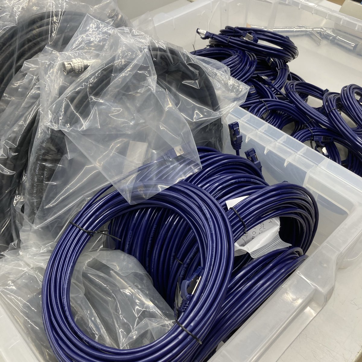 HOH_MNMSETTSU's tweet image. 大量のLANケーブルとアンテナケーブルをお売りいただきました✨とても綺麗な状態です！
ご入用のお客様いかがですか〜😊

#LANケーブル #大量