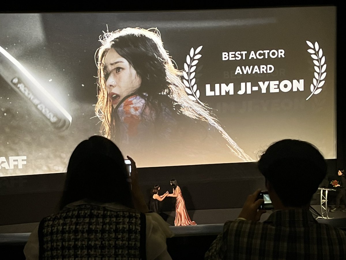 JihyunPark7's tweet photo. I had the privilege of attending the Escape screening at the #LEAFF gala. The line, I’m going to South Korea to fail more, resonated with me. It reminds us that in a free society, failure gives us the courage to rise again. Thrilled to meet #LimJiYeon!
#LEAFF #Escape #임지연 https://t.co/jXkaM5VweD