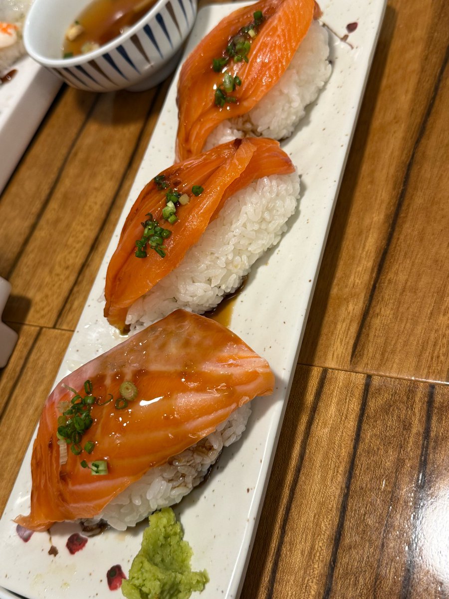 from_cix's tweet photo. 💬 241024

Byounggon also shared a picture of the big sized sushi he had yesterday with the members.

#BX #이병곤 #CIX https://t.co/IdWkV803GH