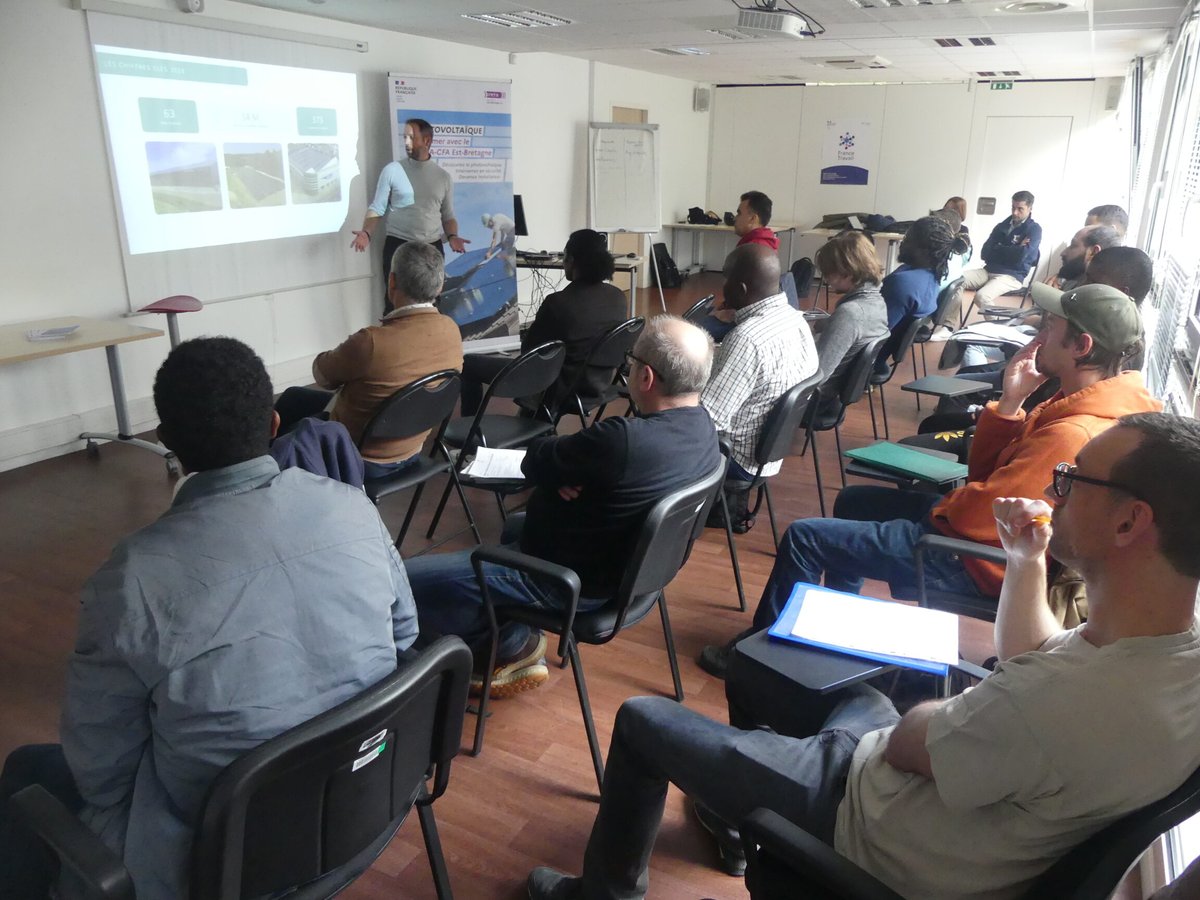 [RETOUR SUR ... 🔆] Pour la Semaine des métiers du bâtiment, Atlansun et le GRETA-CFA ont co-organisé des temps d'échange sur le métier d'installateur #photovoltaïque, pour des demandeurs d'emploi ! Une visite de site d'ombrières a également été organisée pour les participants !